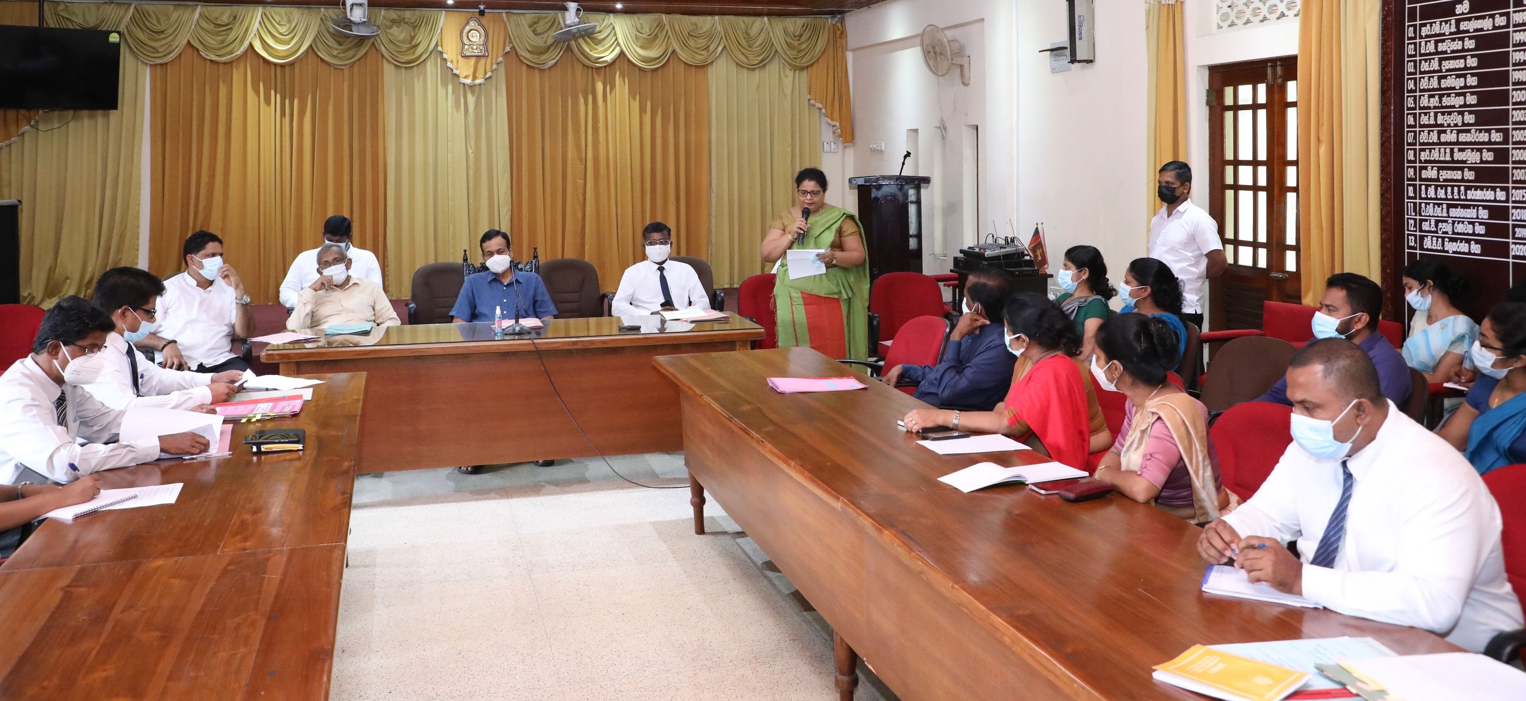 තෙල්දෙණිය බස්  නැවතුම්පොළ පාලනය කිරීම සම්බන්ධයෙන් සියලු පාර්ශව එක්වී පැහැදිලි තීන්දුවක් ගත යුතුයි - මධ්‍යම  පළාත් ආණ්ඩුකාරවර නීතිඥ ලලිත් යු ගමගේ මහතා 