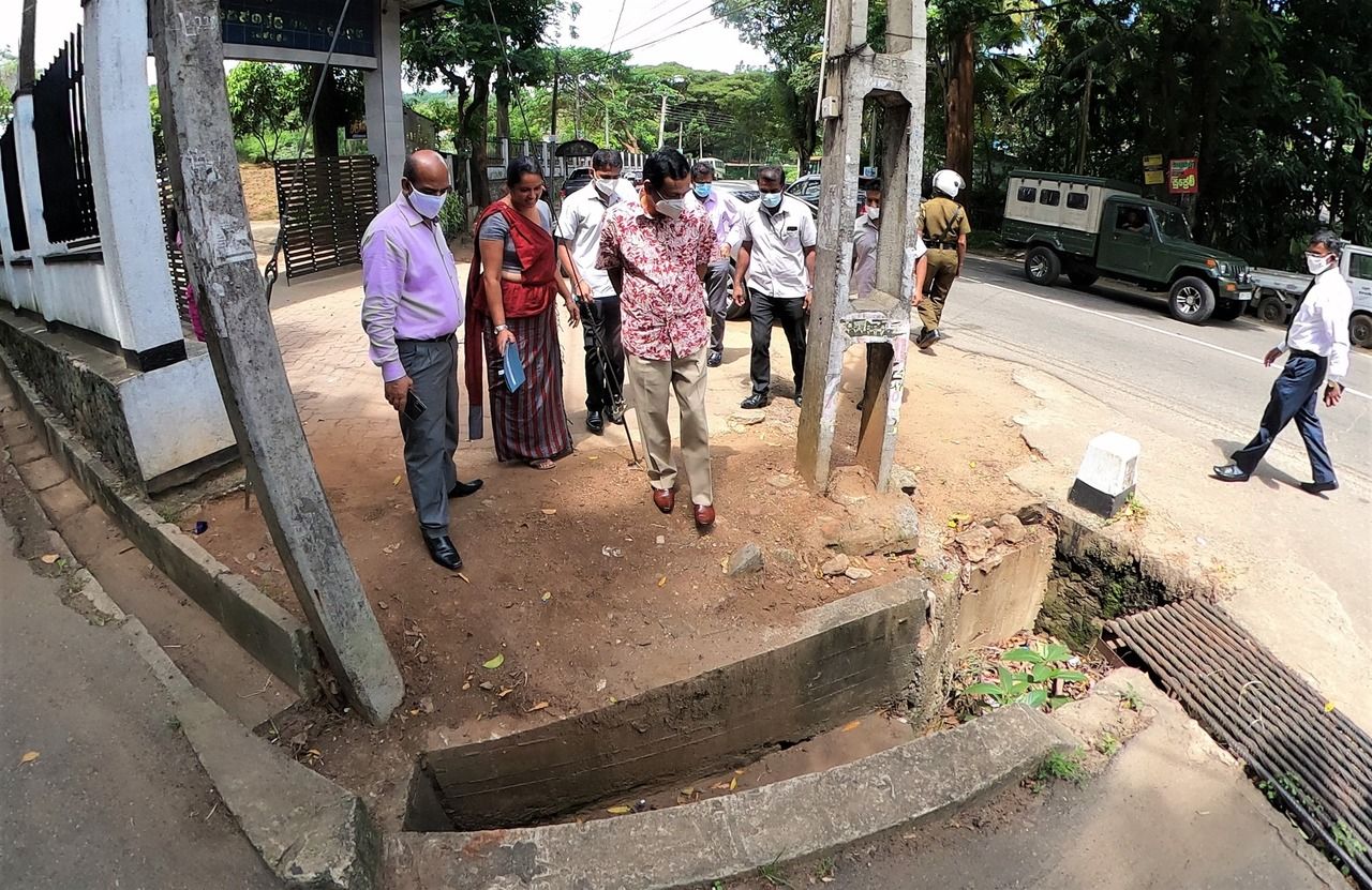 කෙන්ගල්ල විදුහලේ ඉදිරිපිට අවධානම් සහිත මාර්ගය සකස් කිරීමට අවශ්ය වන පියවර ගැනීමට උපදෙස්.