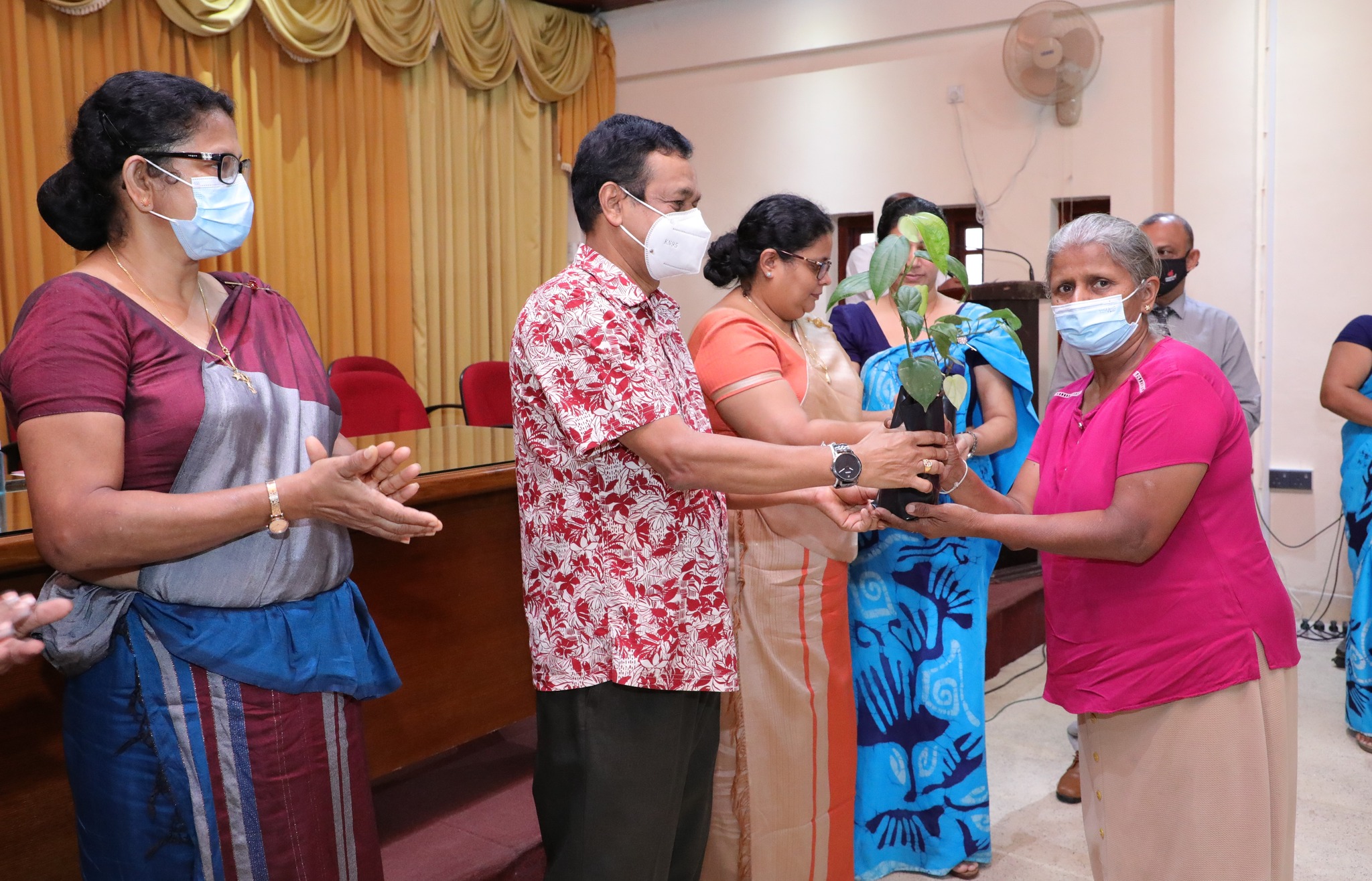 ගෘහ ආශ්රිත අපනයන කෘෂි බෝග වගා කිරීමේ ව්යාපෘතියක්.