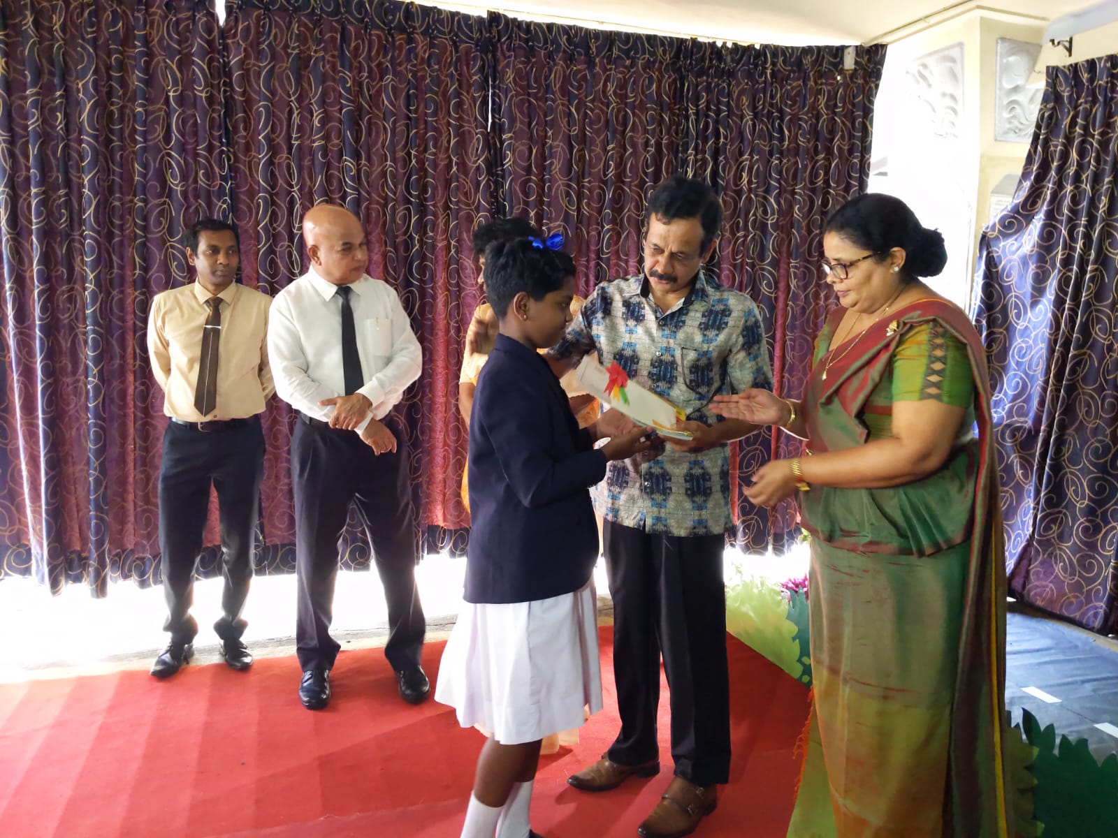 මාර්ග නීති පිළිපදිමු අනතුරු වළකමු මැයෙන් යුතු චිත්‍ර තරගයේ ජයග්‍රාහකයන්ට ත්‍යාග හා සහතික පත්.