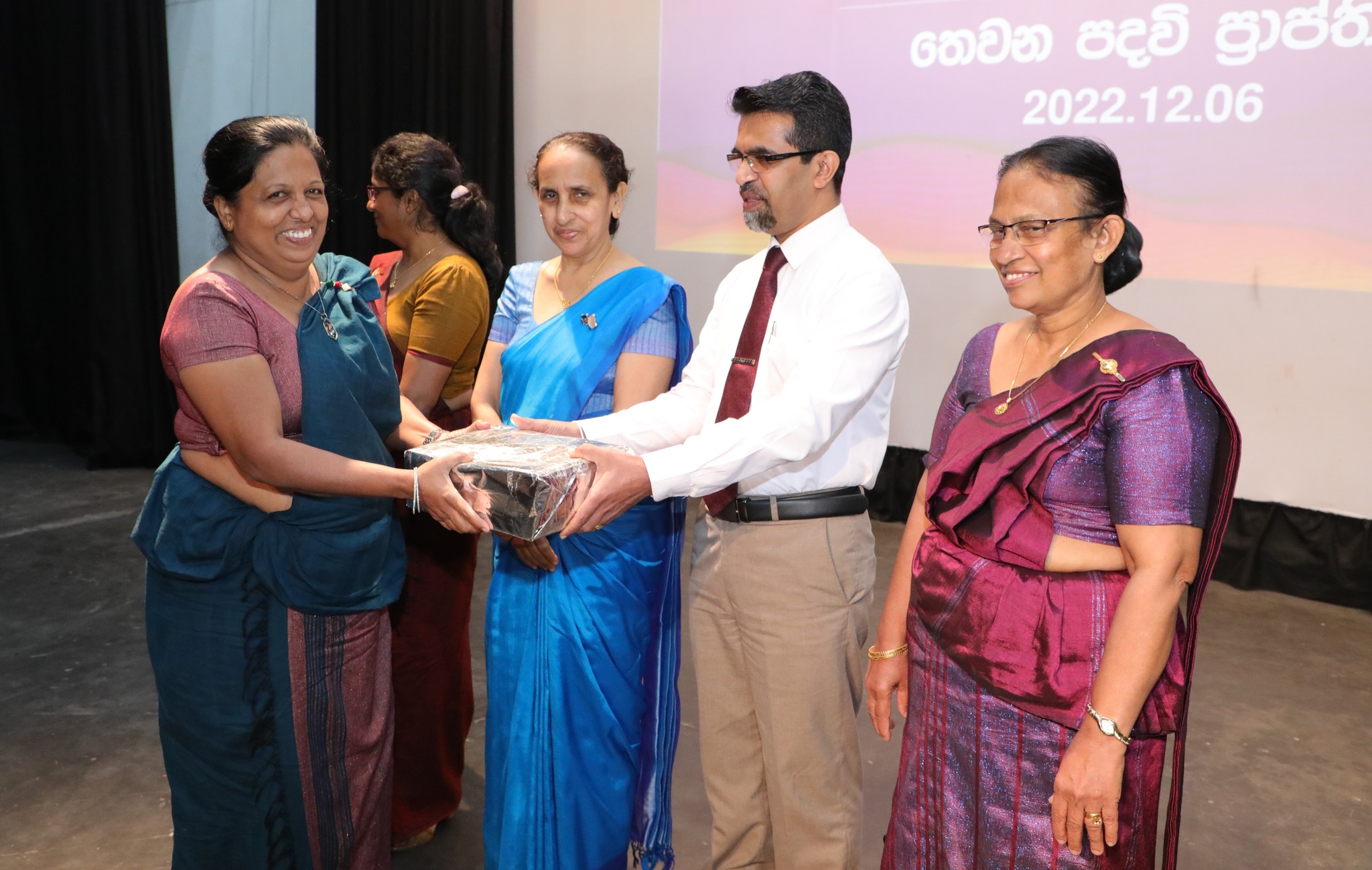 පළාතේ දහම් පාසල් පුස්තකාල වෙත පොත් කට්ටල පිරිනැමේ