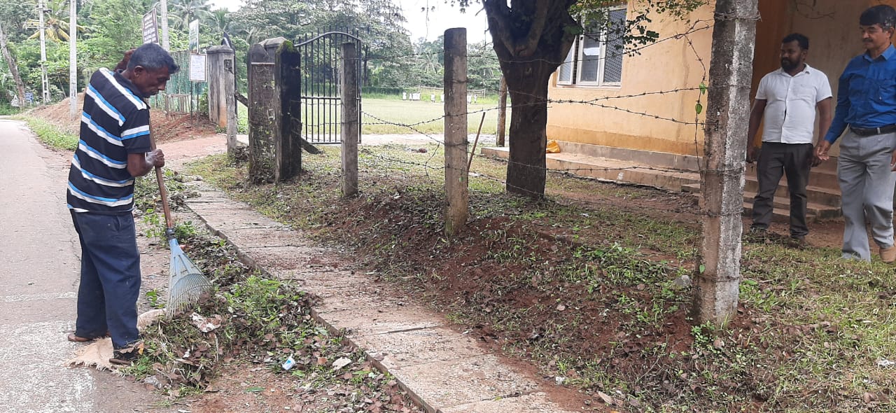 අඹන්ගඟ කෝරලේ ප්රාදේශීය සභාව මගින් මැටිහක්ක ක්රීඩාංගණය අසල පවිත්රතා වැඩසටහනක් .