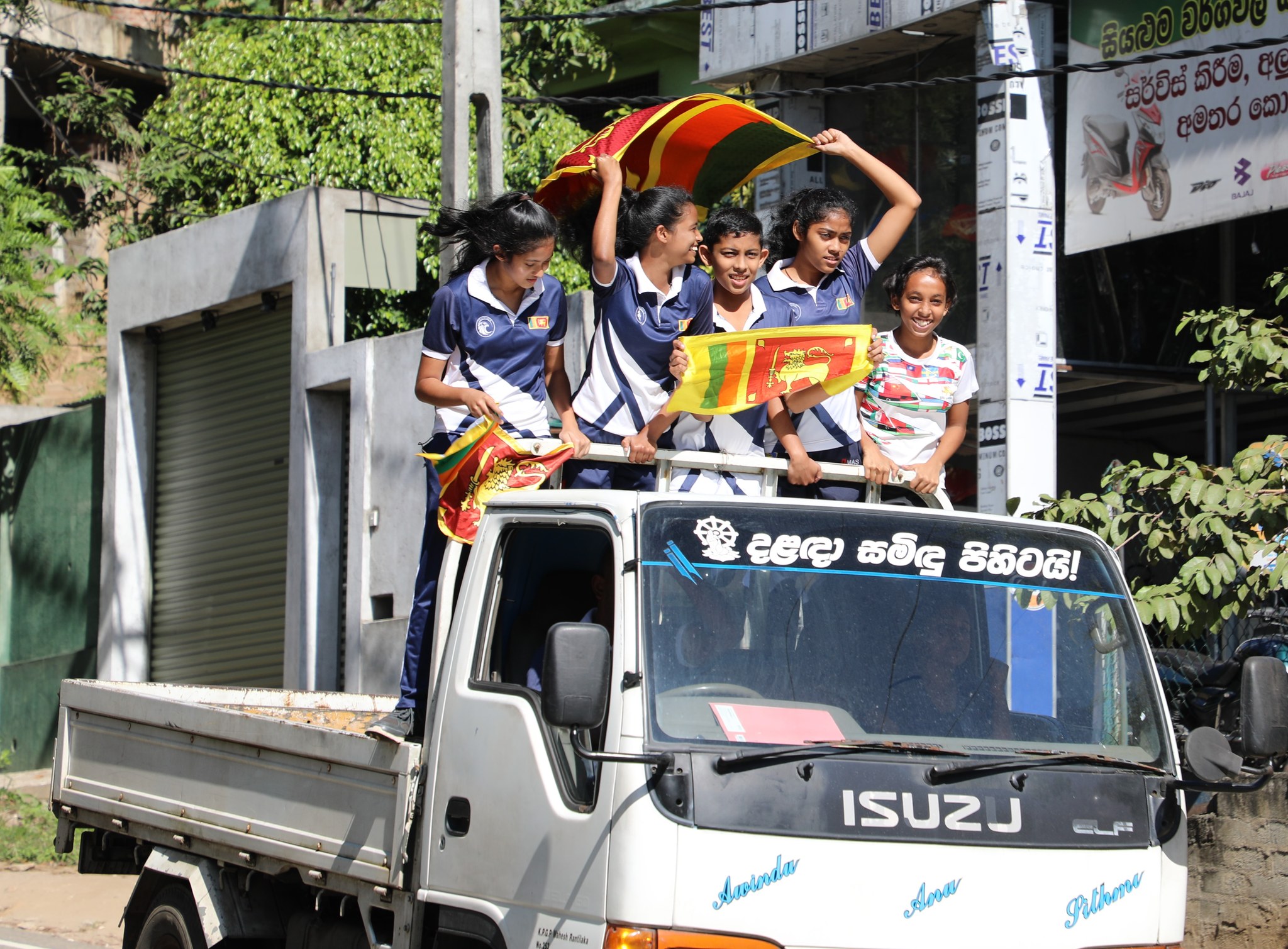 තෙල්දෙණිය ජාතික පාසලේ කරාතේ ශුරි මනිෂාට විදුබිමෙන් උපහාර.