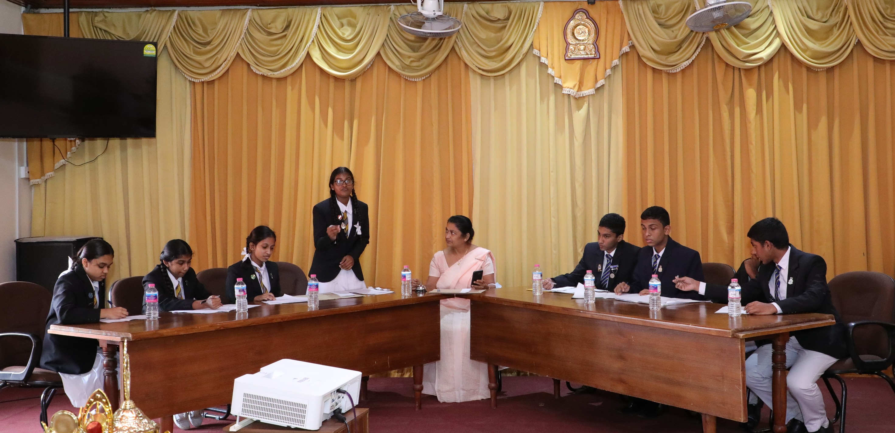 මහනුවර ද්විභාෂා අධ්යාපන විවාද තරගාවලියේ ජය මහනුවර කිංග්ස්වුඩ් විද්යාලයට.