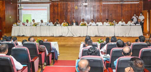 ජනතා සේවයේ දී කඹ අදින්න එපා. රාජ්ය නිලධාරීන් ලෙස රට වෙනුවෙන් වගකීම් ඉටු කරන්න - ජනපති
