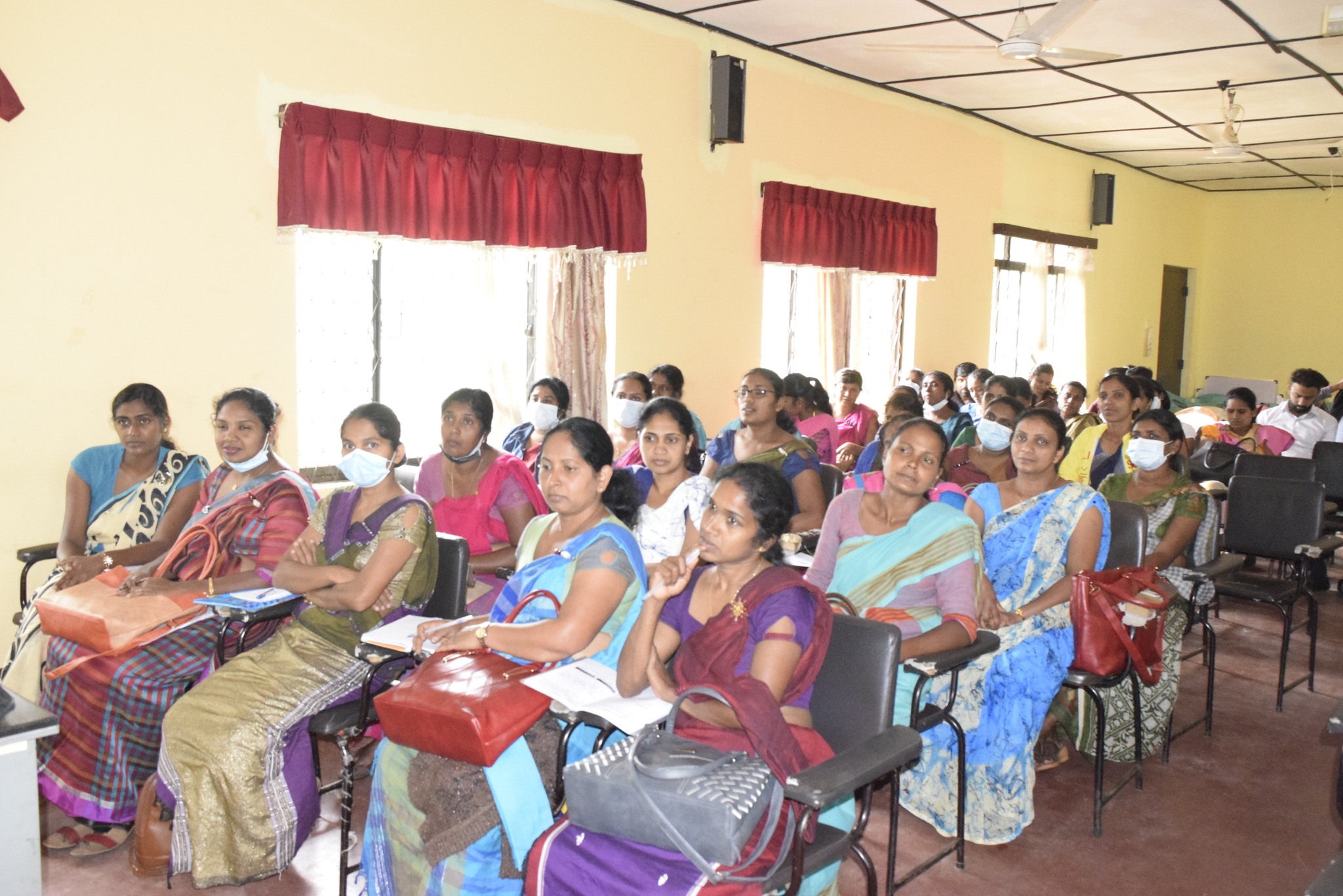 බලශක්ති කාර්යක්ෂමතාව සහ විකල්ප බලශක්ති භාවිතය සම්බන්ධයෙන් රාජ්ය නිලධාරීන් දැනුම්වත් කෙරේ.