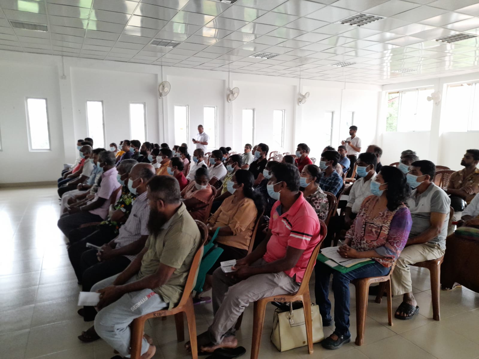 මැණික්හීන්න කොට්ඨාශයේ හෝටල්,තේ කඩ හා ආපනශාලා හිමිකරුවන් දැනුවත් කිරීමට පියවර.