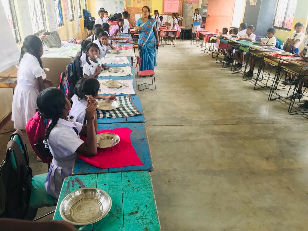 මාඋස්සාව දෙමල විද්යාලයේ දරුවන්ට දවල් ආහාරය පිරිනැමීමේ වැඩසටහනක්.