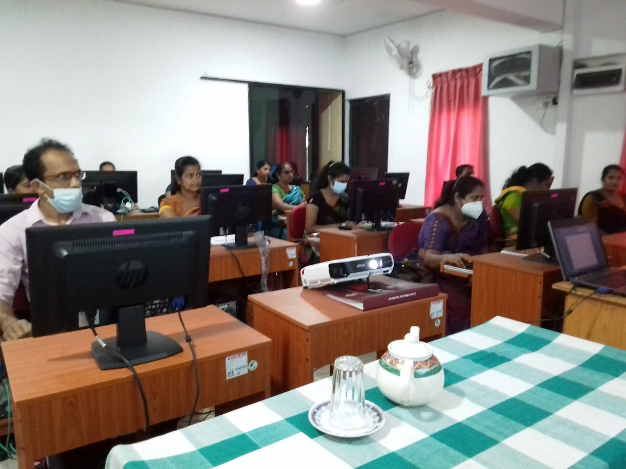පළාත් පාලන ආයතන වල සේවයේ නියුතු නිළධාරින් සඳහා පරිගණක පුහුණු වැඩසටහන්.
