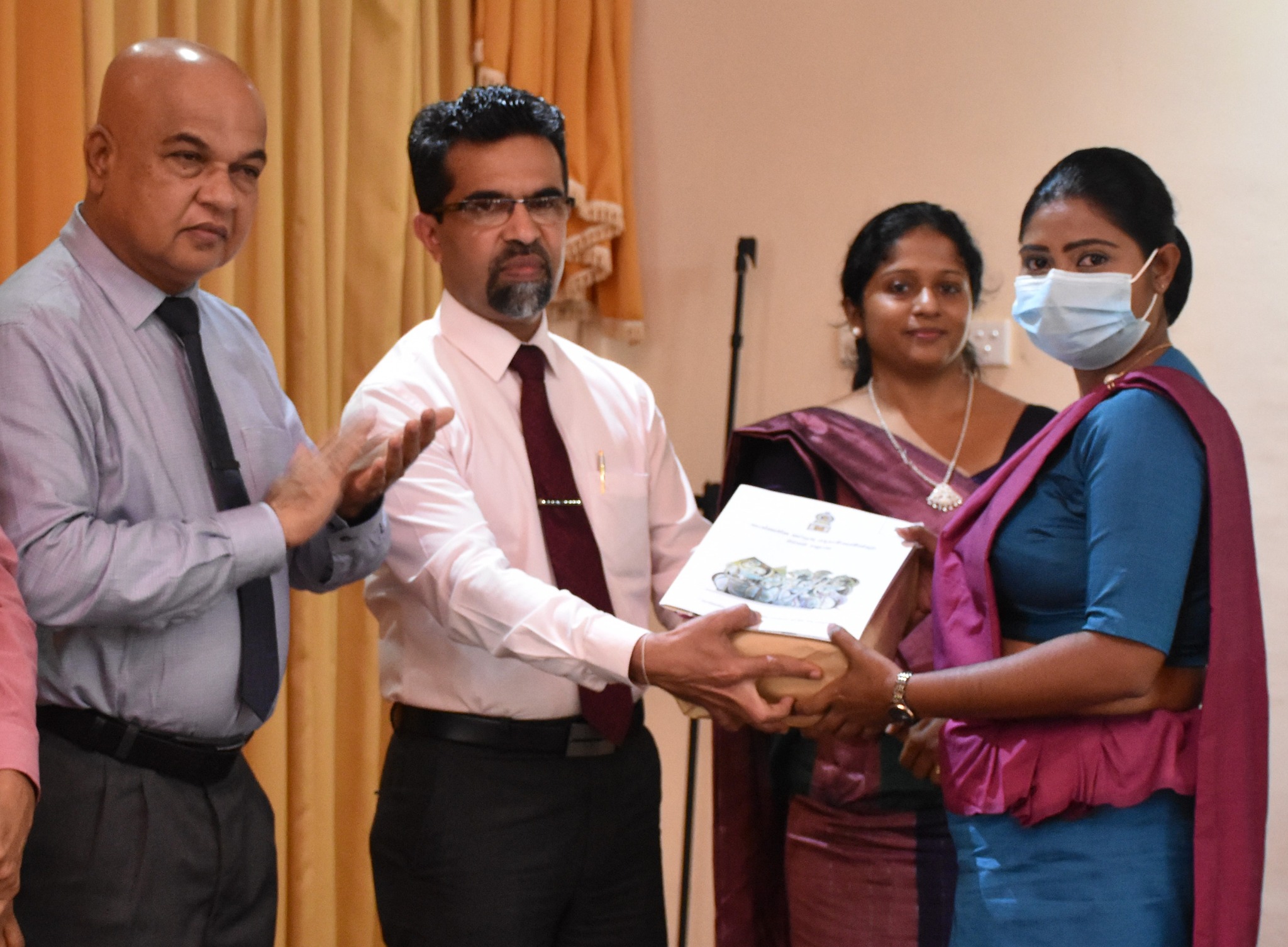 පළාතේ සාහිත්ය නිර්මාණකරුවන් ඇගැයේ.