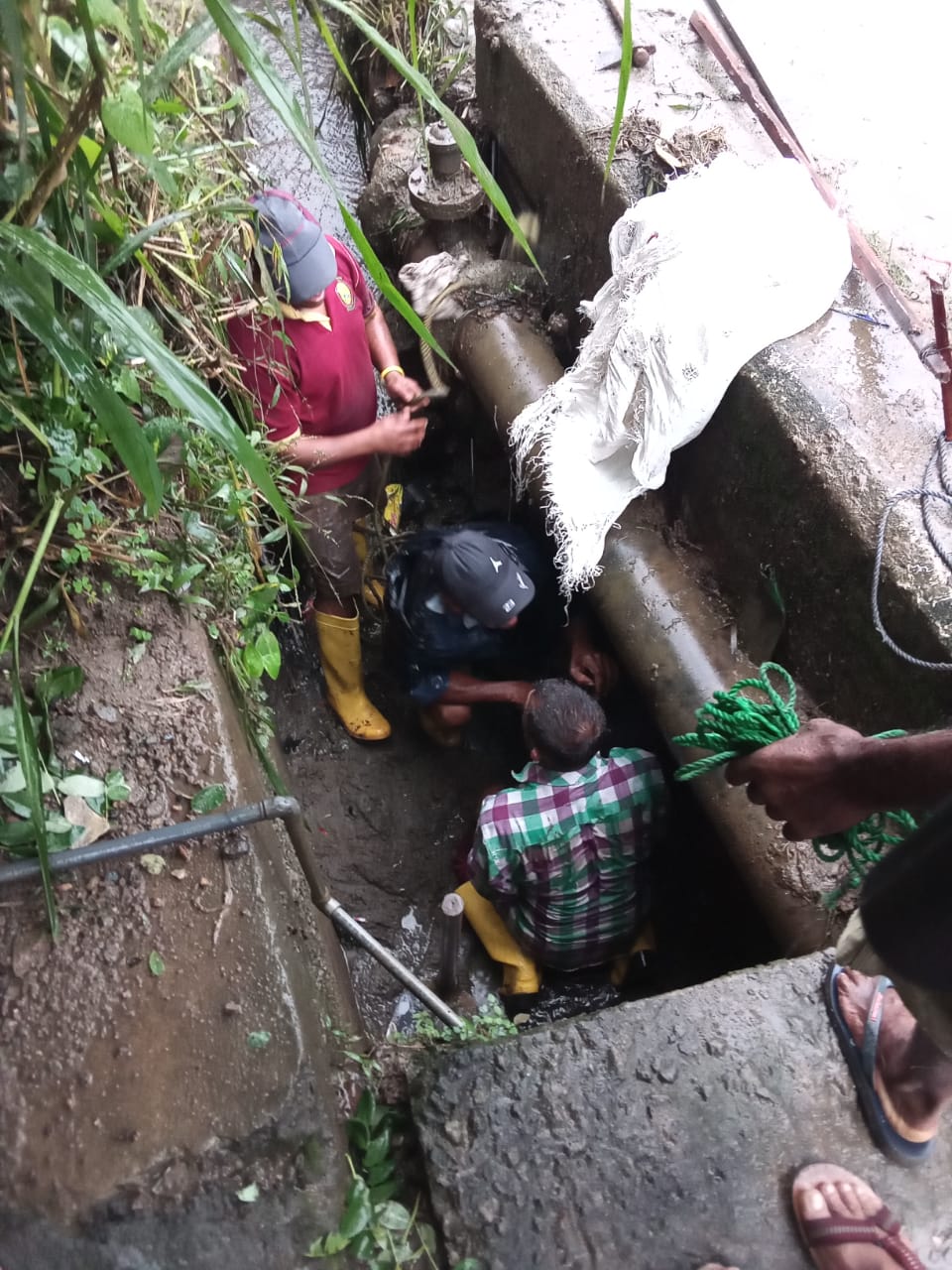 අයහපත් කාලගුණය නිසා අවහිර වූ කඩුගන්නාව නගරයේ බෝක්කු පවිත්ර කිරීමේ වැඩසටහනක්