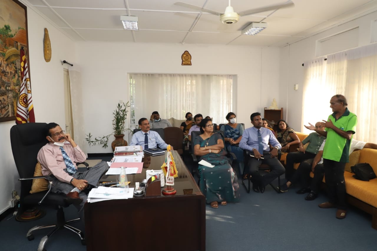 අගය එකතු කළ කිතුල් නිෂ්පාදන ප්රචලිත කිරීමේ සාකච්ඡාවක් මධ්යම ආණ්ඩුකාරවරයාගේ ප්රධානත්වයෙන් මහනුවරදී.