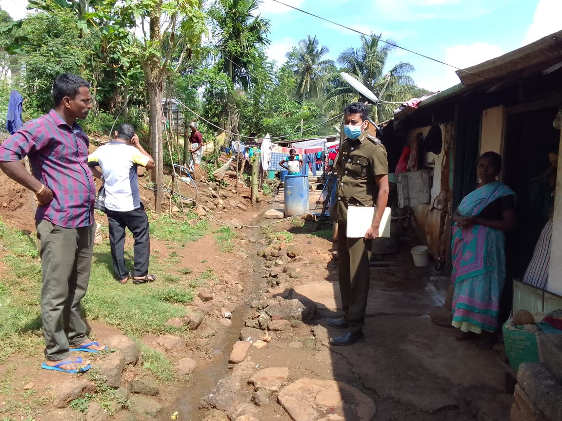 පල්ලේපොල ප්රාදේශීය සභා බලප්රදෙශයේ නාලන්ද වත්තේ වතුනිවාස ආශ්රිතව ඩෙංගු මදුරුවන් බෝවන ස්ථාන පරික්ෂාක්.
