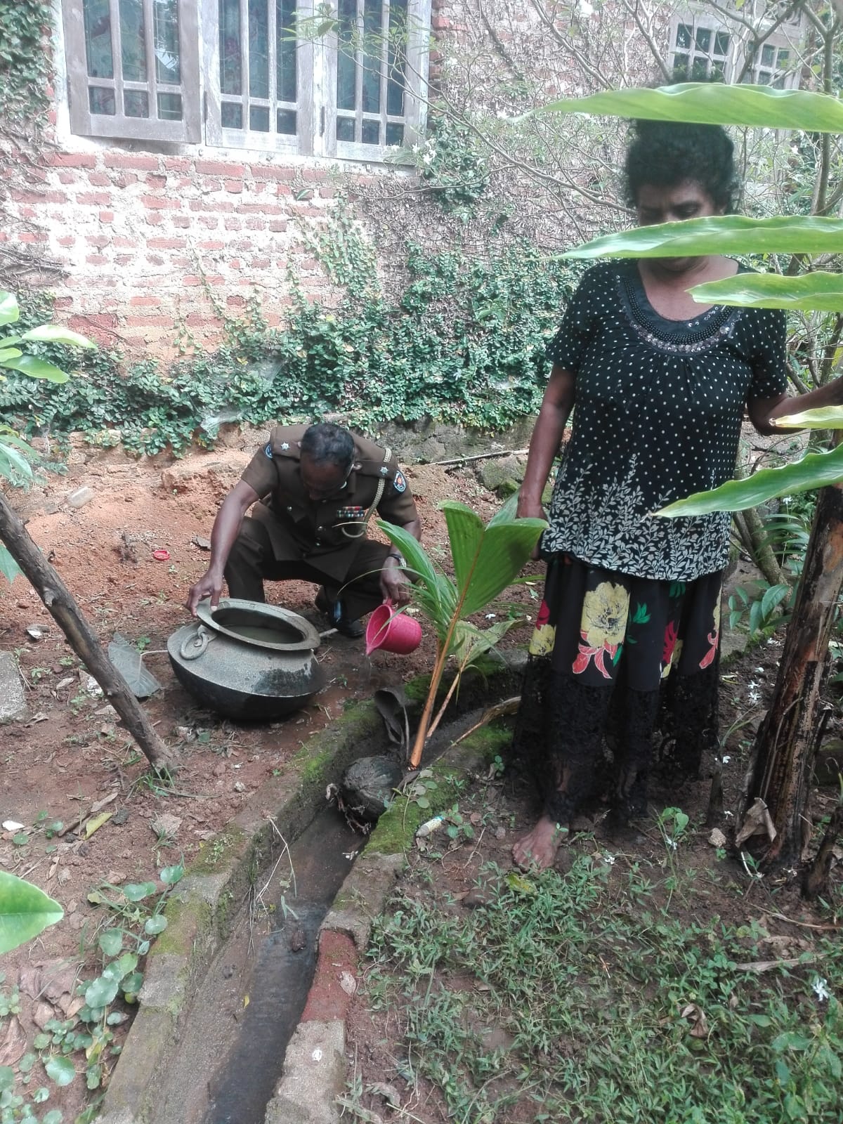 පල්ලේපොල ප්රාදේශීය සභා බලප්රදේශයේ අකුරම්බොඩ ග්රාමසේවා වසමේ ඩෙංගු මදුරුවන් බෝවන ස්ථාන පරික්ෂා කිරීමේ වැඩසටහනක්.