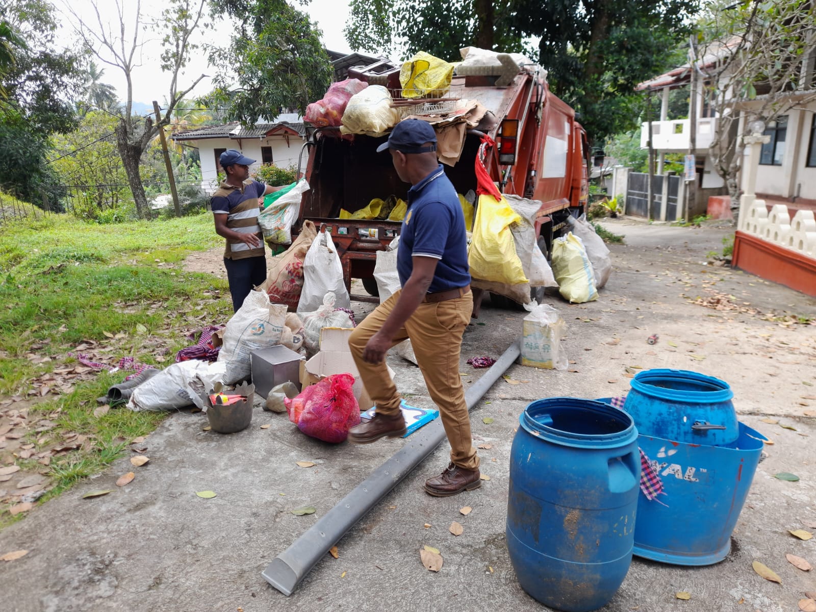 කුණ්ඩසාලේ ප්රාදේශීය සභාව නොදිරන අපද්රව්ය එකතු කිරීමේ වැඩසටහනක්.