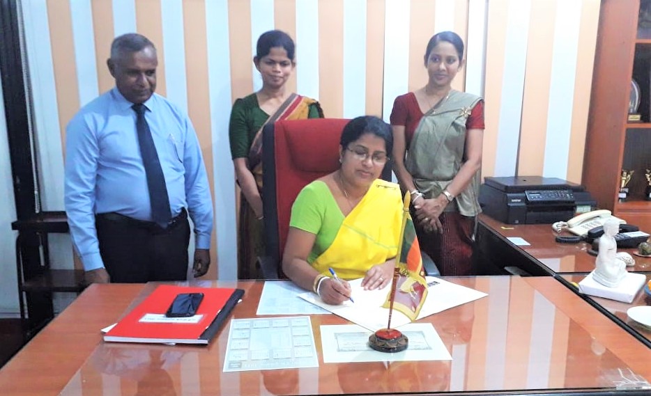 මධ්යම පළාත් රාජ්ය සේවා කොමිෂන් සභාවේ ලේකම් ධුරයට පත් කෙරුණු කුමුදුනී එස්.ප්රේමචන්ද්ර මහත්මිය රාජකාරි කටයුතු ආරම්භ කරයි.