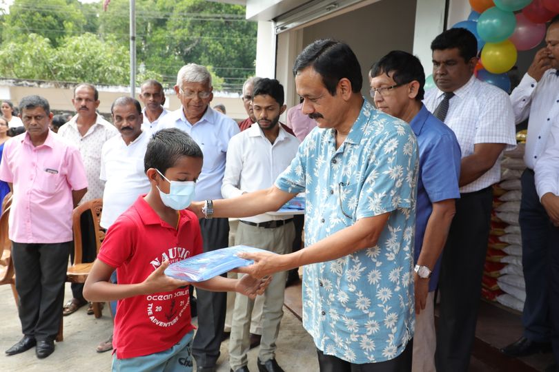 මධ්යම පළාත් ආණ්ඩුකාරවරයාගේ මැදිහත්වීමෙන් පළාතේ වෙසෙන අඩු ආදායම්ලාභී පවුල්වල දරුවන් සදහා අවශ්යවන ඉගෙනුම් ද්රව්ය ලබාදීම වෙනුවෙන් රුපියල් මිලියන 129.9ක් වෙන් කෙරේ.