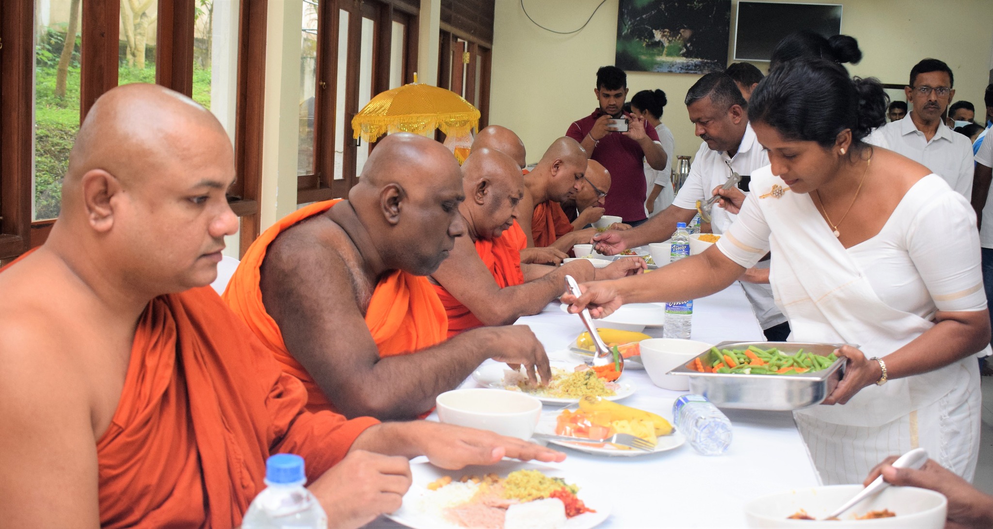 වික්ටෝරියා ජලාශයේ වේල්ල මත පැවැත්වුණු පරිත්රාංග ධර්ම දේශනයට සහභාගී වූ මහා සංඝරත්නය වෙත උදෑසන හීල් දානය පිරිනැමීම