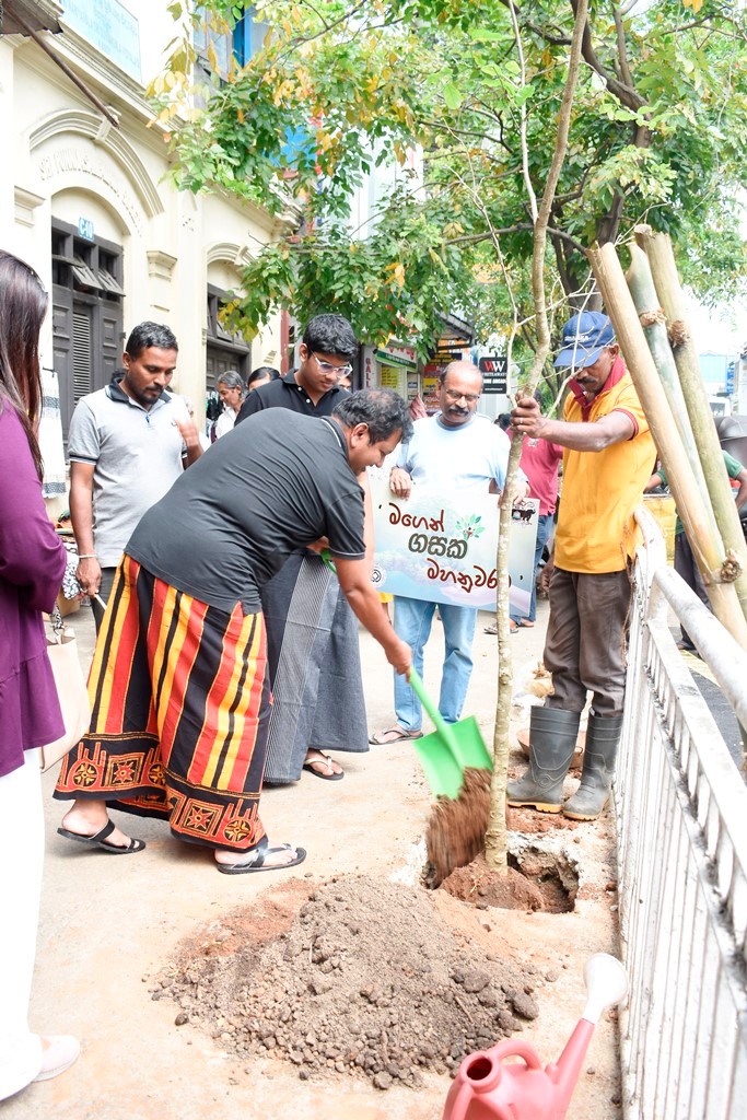 ජනප්රිය කලා ශිල්පී සහන් රංවල මගෙන් ගසක් මහනුවරට වැඩසටහනට.