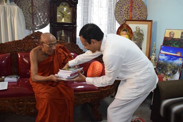 ශ්රී ලංකා රාමඤ්ඤ මහා නිකායේ අභිනව අනුනායක ධූරන්දර මාහිපාණන් වහන්සේට මධ්යම පළාත් ආණ්ඩුකාරවරයා සුභාශිංසන.