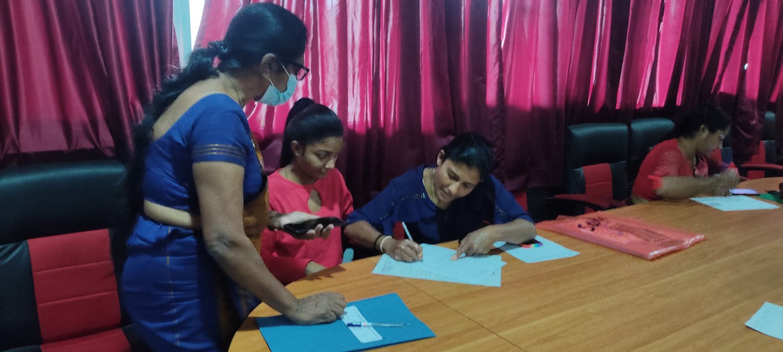 මධ්යම පළාත තුළ හෝටල් ක්ෂේත්රයට ස්ථානයන් හා ප්රාදේශීය මගපෙන්වන්නන් ස්ථානීය මගපෙන්වන්නන් ,සෆාරි රියදුරන්ගේ තොරතුරු මෘදුකාංගයක් වෙත ඇතුලත් කිරීමේ වැඩසටහනක්.