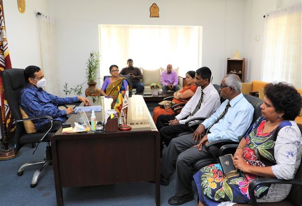 ලංකා බිස්නස් රින්ග් (L B R) සංවිධානයේ අරමුණු හා කාර්යභාරය සම්බන්ධයෙන් මධ්යම පළාත් ආණ්ඩුකාර නීතීඥ ලලිත් යූ. ගමගේ මහතා දැනුම්වත් කෙරේ.