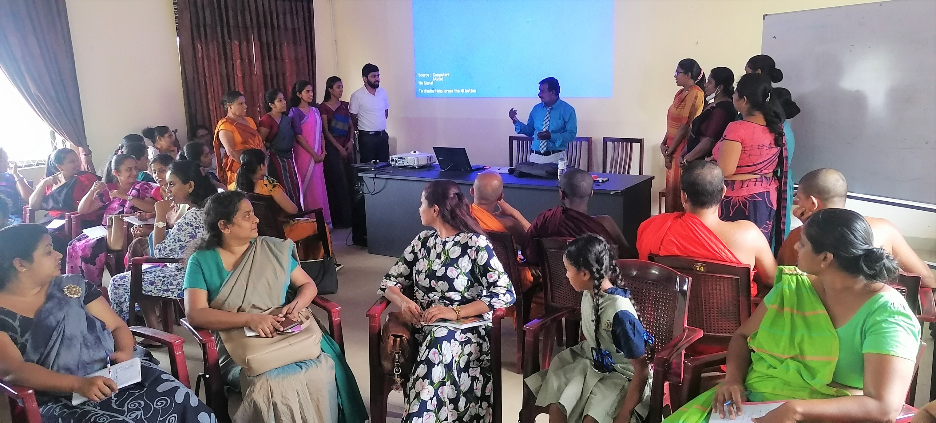 දෙමළ භාෂා ප්රවීණතාවය වෙනුවෙන් සංවිධානය කෙරෙන දෙමළ භාෂා පාඨමාලාවක් පසුගියදා දෙනුවර කලාප අධ්යාපන කාර්යාලීය ශ්රවනාගාරයේදී.