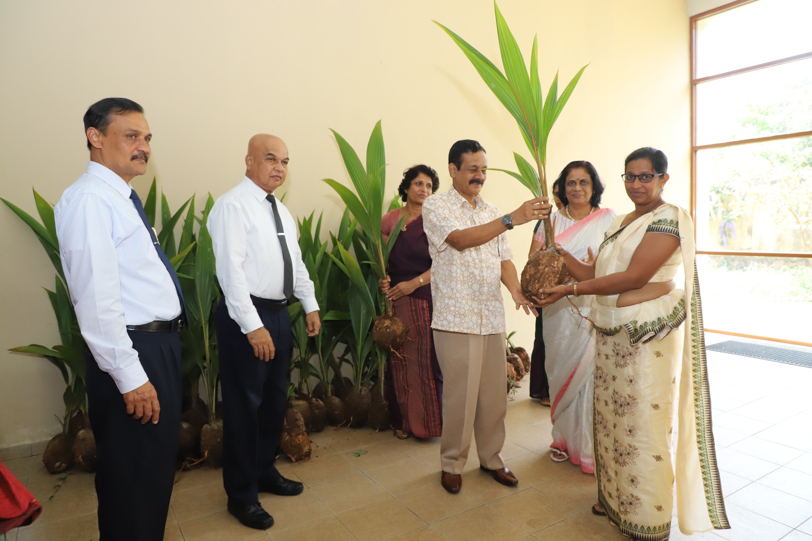 මනුෂ්ය ජීවය රැදී පවතින්නේ කාන්තාව මතයි.