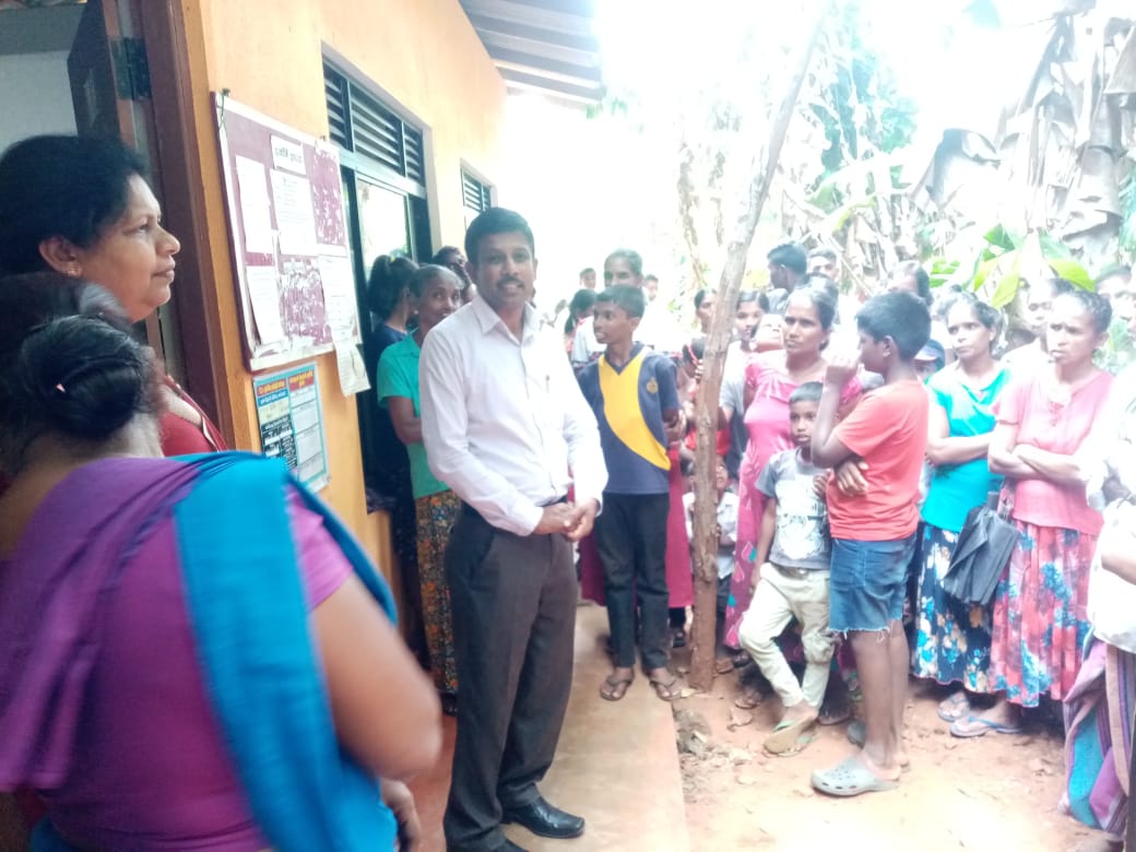 මාතලේ අඩු ආදායම් ලාභී පවුල්වල දූ දරුවන්ට පාසැල් උපකරණ පොත්පත් බෙදා දීමේ වැඩසටහනක්.