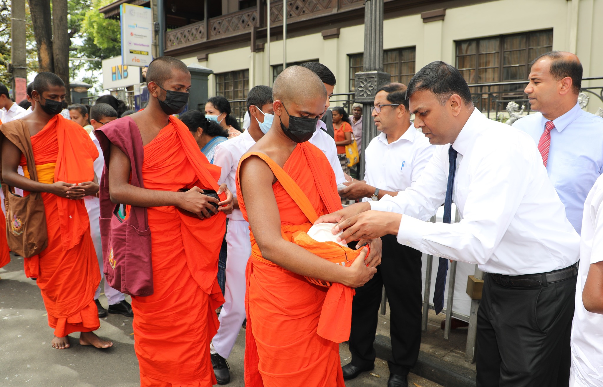 සෙංකඩගල වෙසක් කලාපයේ පිණ්ඩපාත චාරිකාව ශ්රී දළදා මාලිගාව අභියසින් ආරම්භ වේ.