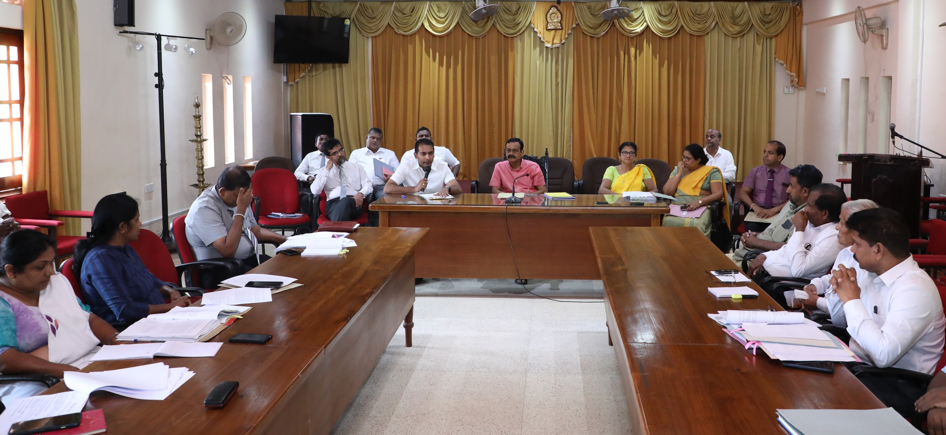 තෙල්දෙණිය, ලංකා ගමනාගමන මණ්ඩලයට අයත් බස් නැවතුම් පොළ පිටුපස ඇති සාප්පු සංකීර්ණයේ කඩ කාමර වෙන් කර දීම සම්බන්ධයෙන් සාකච්ඡාවක්