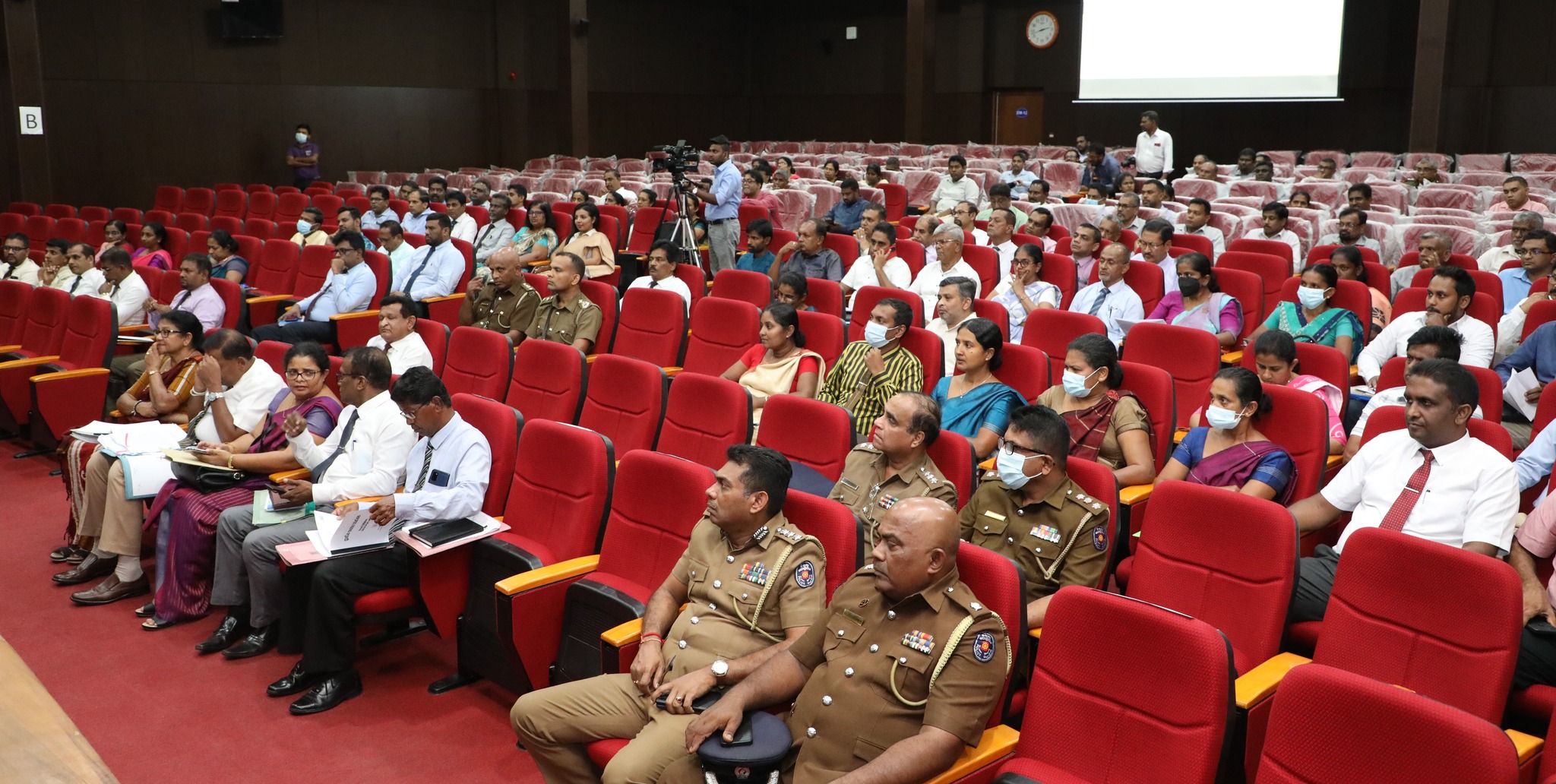 ජනතාවගේ අවශ්යතාවයන් වෙනුවෙන් අත්යාවශ්ය කටයුතු කඩිනමින් ඉටු කිරීම සදහා අදාළ රාජ්ය ආයතන වෙත උපදෙස්.