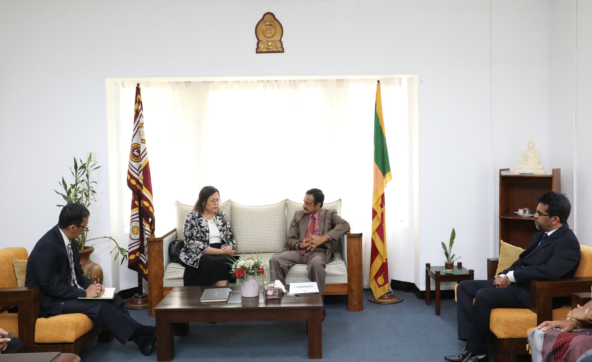 ශ්රී ලංකාවේ ඉන්දුනීසියානු තානාපතිනි දේවි ගුස්ටිනා ටොබින් මහත්මිය හා මධ්යම පළාත් ආණ්ඩුකාර නීතීඥ ලලිත් යූ . ගමගේ මහතා අතර හමුවක්