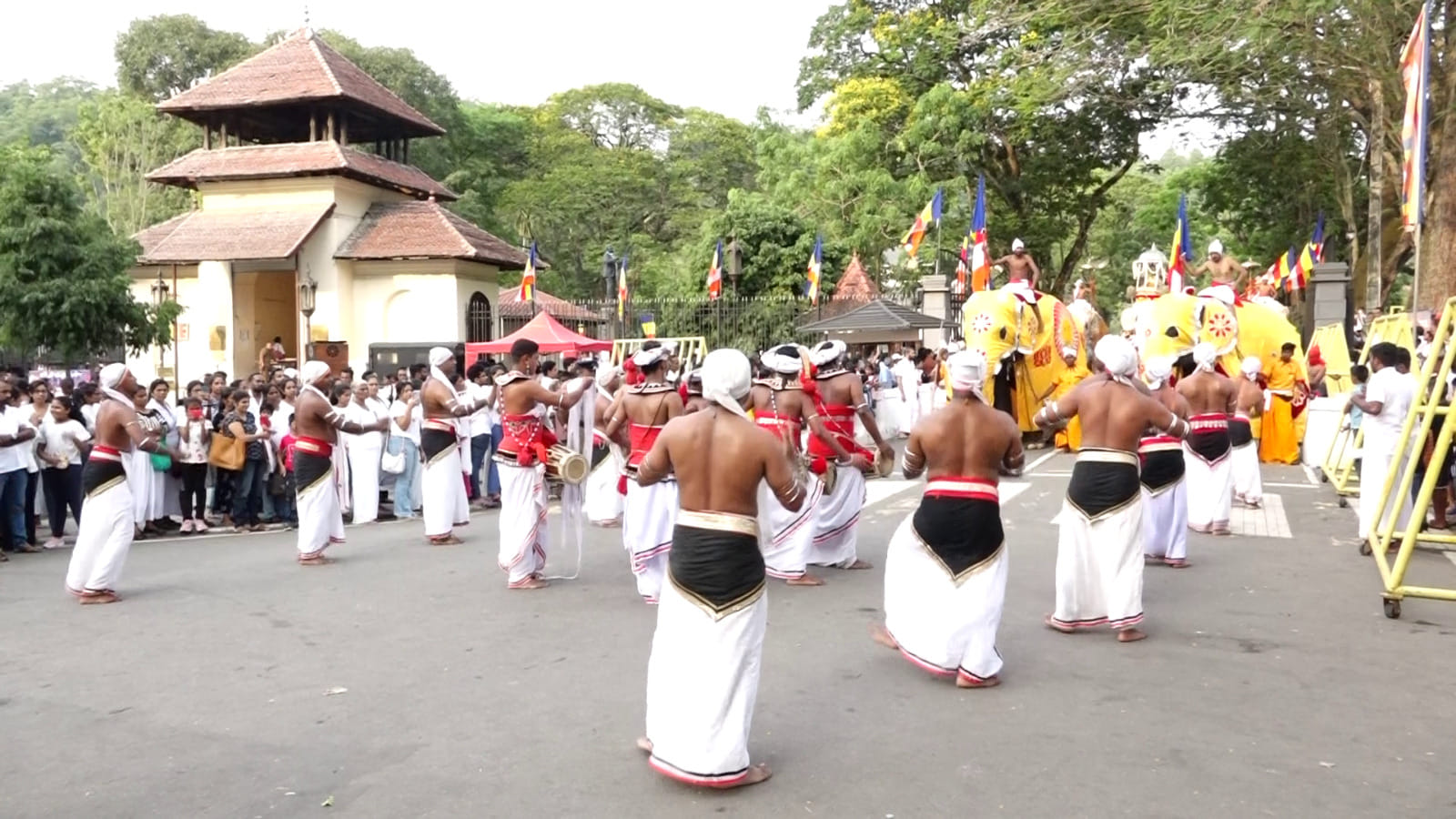 මහනුවර ශ්රී දළදා මාලිගාවේ ඓතිහාසික පොහොන් පෙරහැර වීදි සංචාරය කෙරිණ.