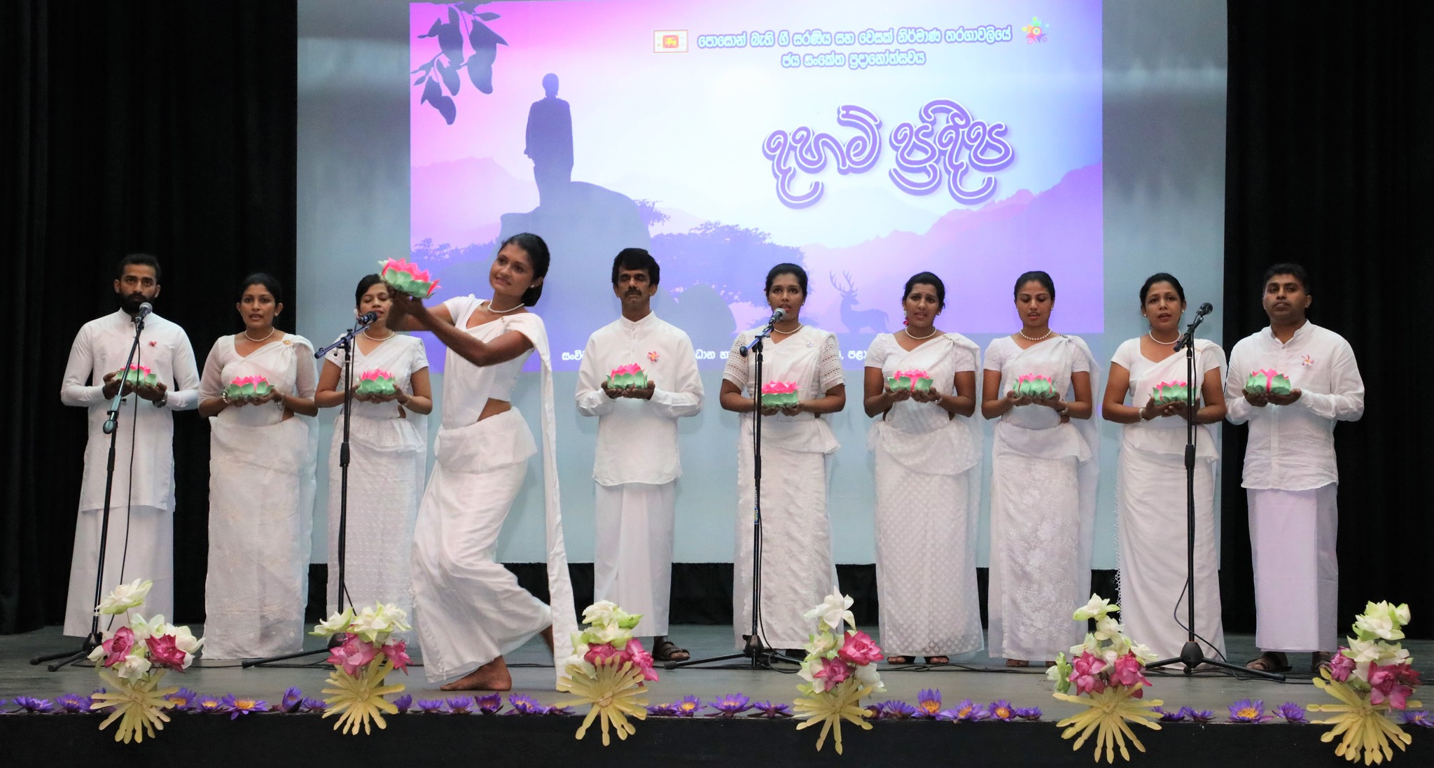 “දහම් ප්රදීප’පොසොන් බැති ගී සරණිය පල්ලෙකැලේ දී.