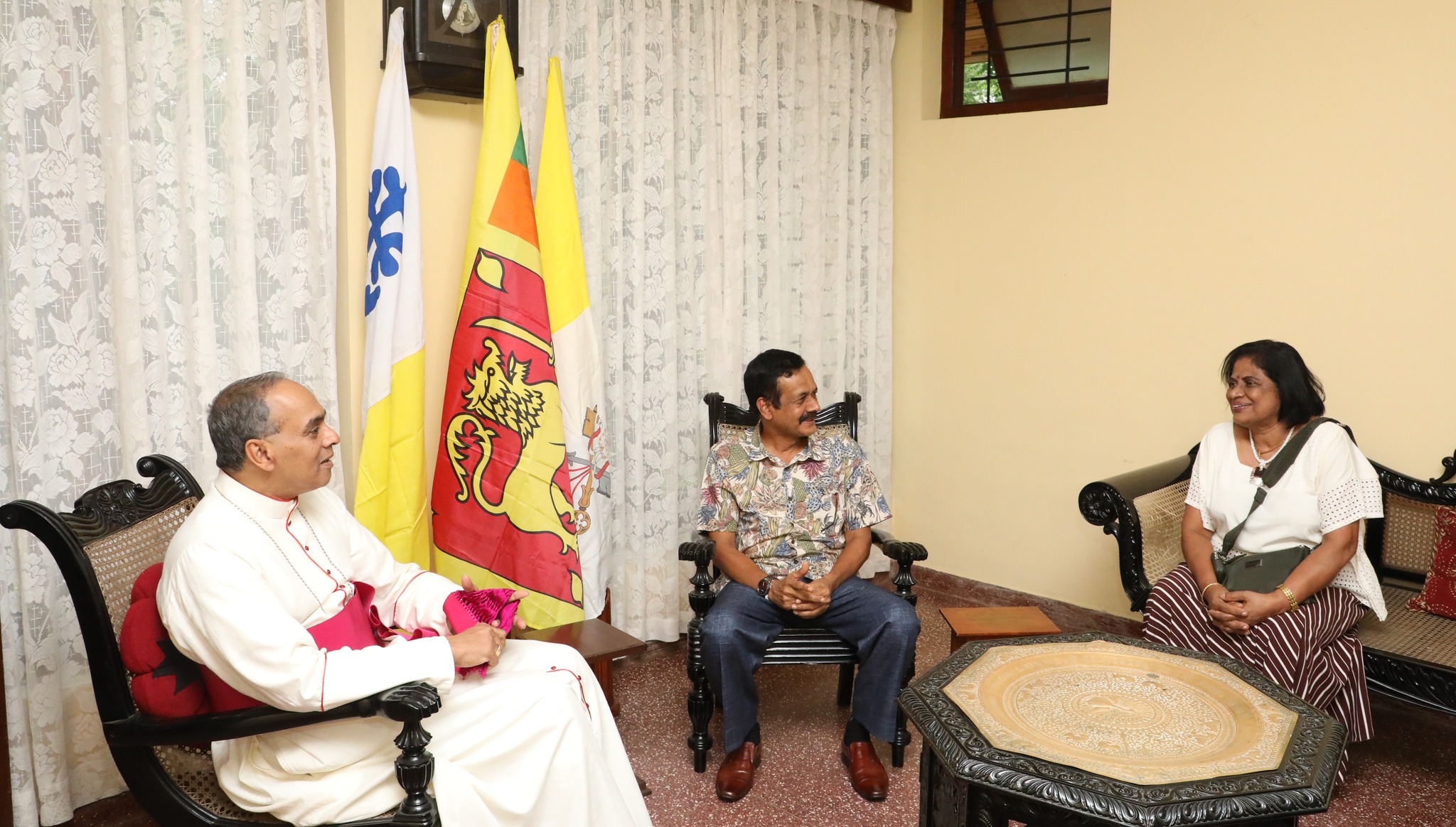 වැලන්ස් මෙන්ඩිස් රදගුරු හිමිපාණන් හා මධ්යම පළාත් ආණ්ඩුකාරවර නීතීඥ ලලිත් යු ගමගේ මහතා අතර සුහද හමුවක්.