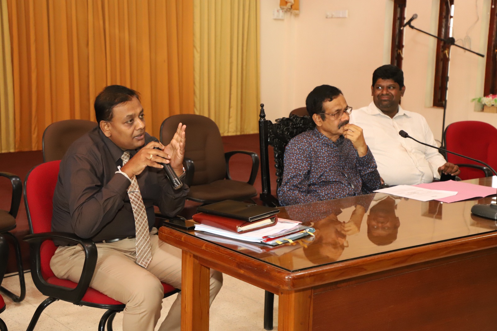 පාසල් සිසුනගේ ඉංග්රීසි භාෂා දැනුම ප්රවර්ධනය පිණිස බ්රැන්ඩික්ස් ආයතනය ක්රියාත්මක කරන RIGHT TO READ ව්යාපෘතියට අදාළ READ TO ME ක්රියාන්විතයේ මධ්යම පළාත් ප්රගතිය පිලිබඳ සමාලෝචනයක්.