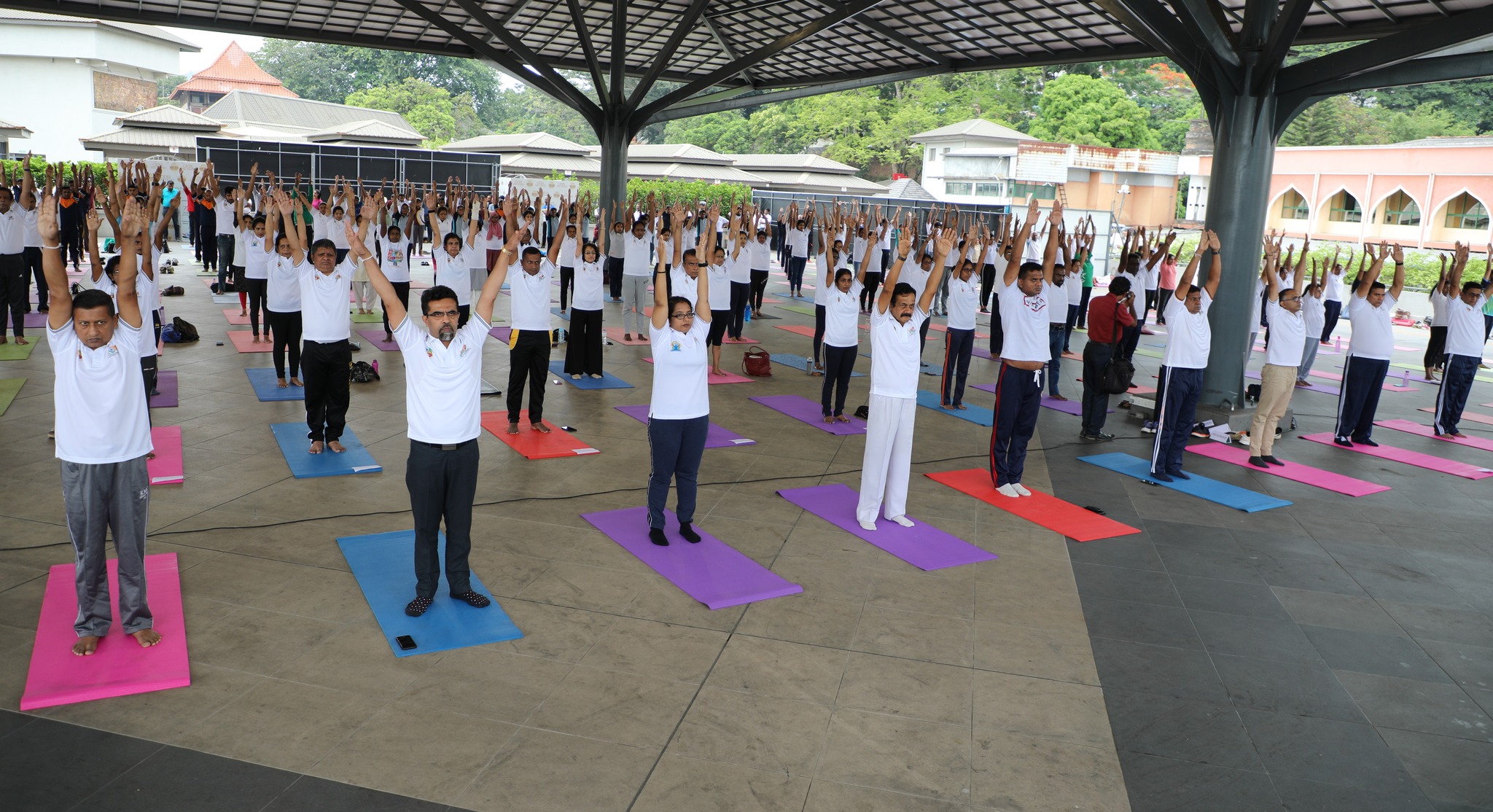 ජාත්යන්තර යෝගා දින සැමරුමට සමගාමී යෝගා වැඩසටහනක් මහනුවර සහස් උයනේදී .