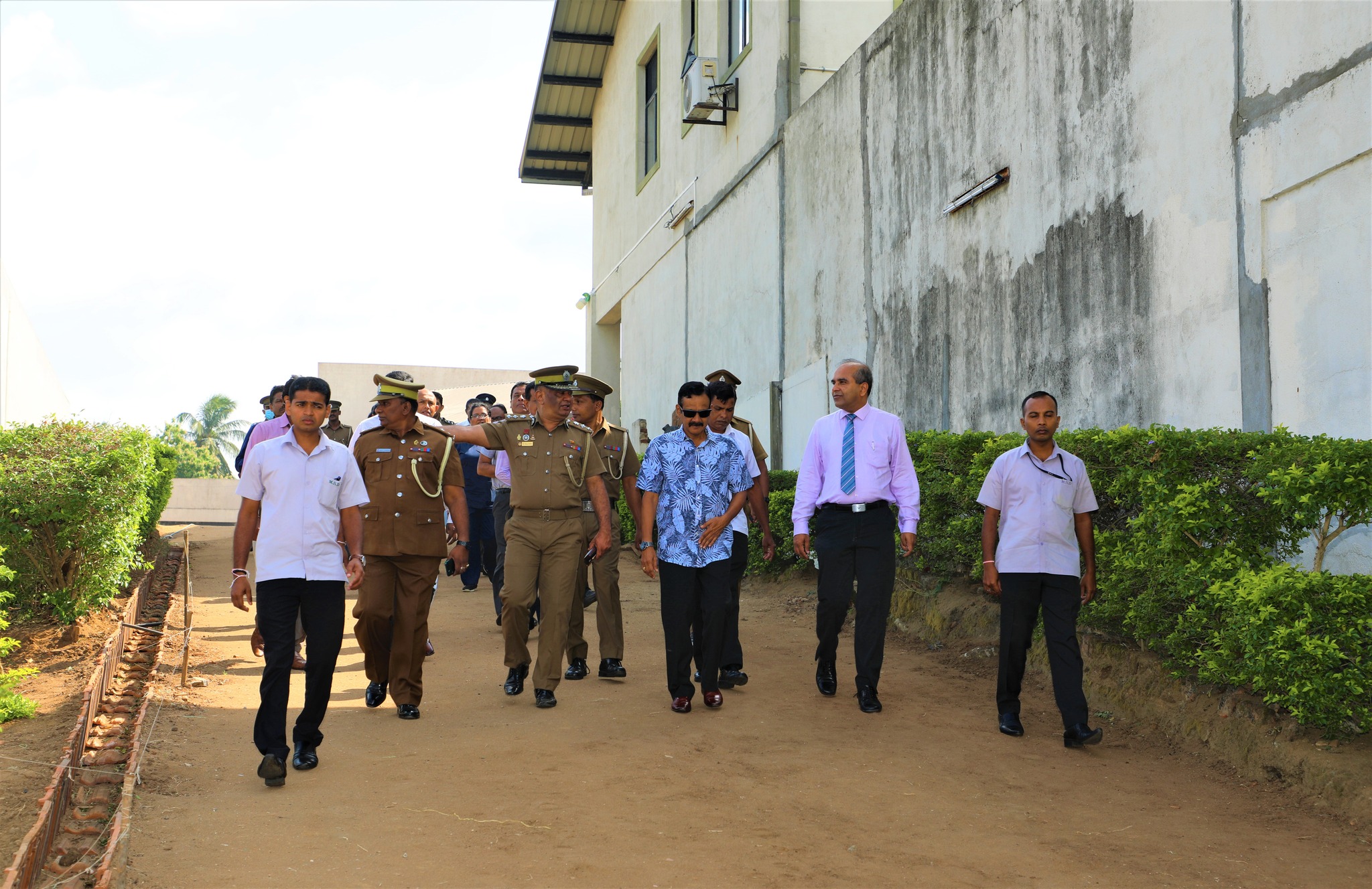 දුම්බර බන්ධනාගාරය ආශ්රිතව අපවිත්ර ජලය බැහැර කිරීමේ ක්රමවේදය සදහා යෙදු විසදුම් පිළිබදව සොයා බැලේ.