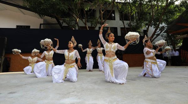 රජයේ මුදල් නොයොදා රාජ්ය නිලධාරීන්ගේ ශ්රම දායකත්වයෙන් ඉදි වූ තෙල්දෙණියට එළිමහන් රංග භූමිය ජනතා අයිතියට පත් කෙරේ.