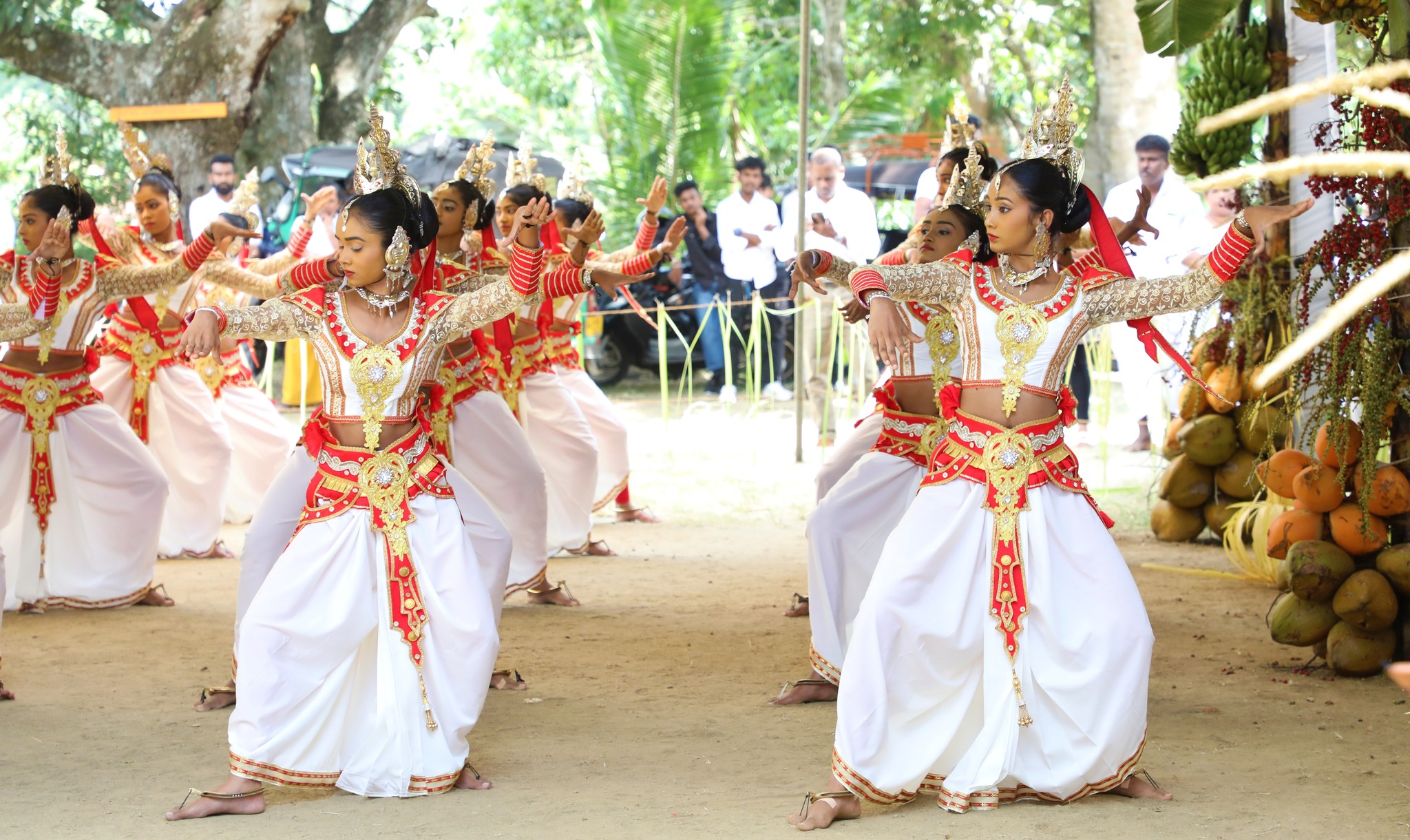 රිසිකලා සෞන්දර්ය විද්යාලයේ අධ්යාපනය ලබන සිසුවියන්ගේ ශිර්ශාභරණ පැලදවීමේ කලඑළි මංගල්