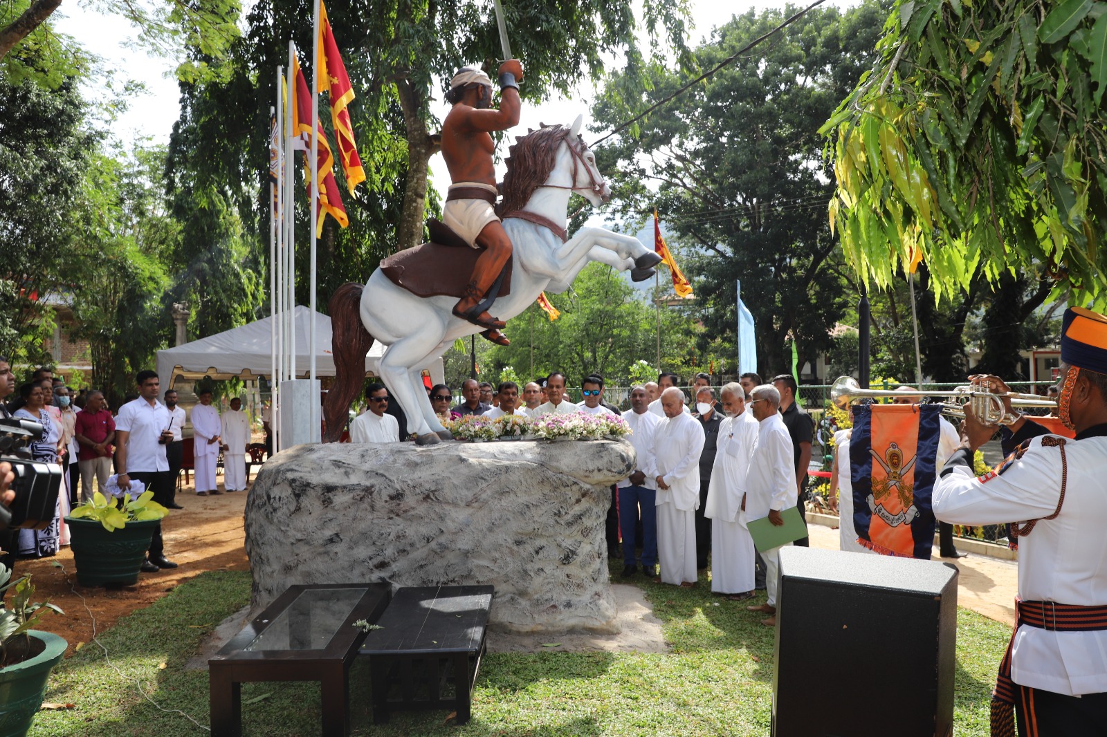 පුරන් අප්පු විරුවාගේ පිළිරුව නිරාවරණය කරමින් 1848 මාතලේ අධිරාජ්ය විරෝධී සටනේ 175 වන වසර සැමරේ .
