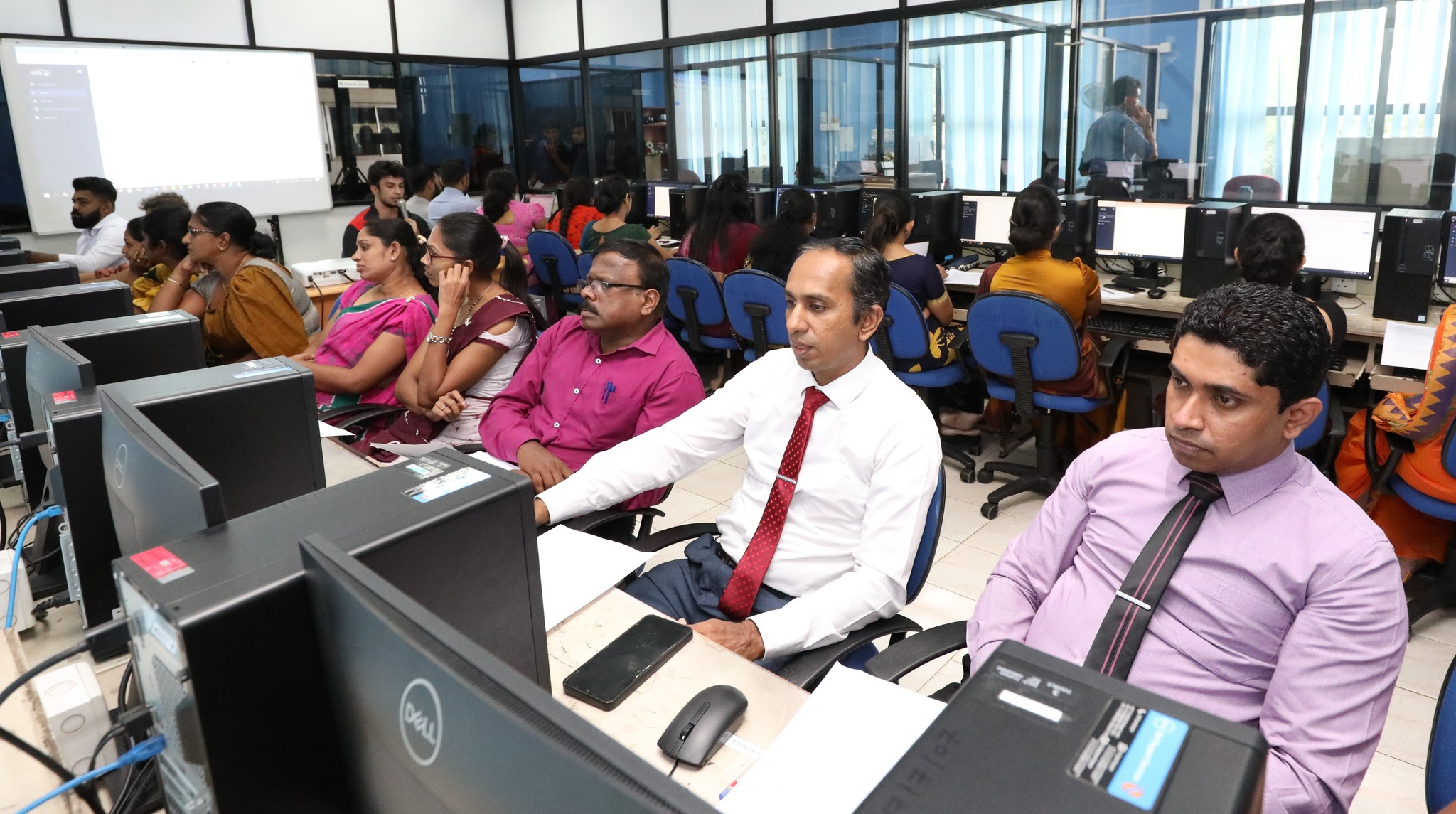 දිවයින තුළ ලියාපදිංචි සියලුම වාහන සදහා ආදායම් බලපත්ර නිකුත් කිරීමේ eRL.2.0 වැඩසටහන 2023 සැප්තැම්බර් 01 දින සිට මධ්යම පළාත තුළ ක්රියාත්මක කෙරේ.