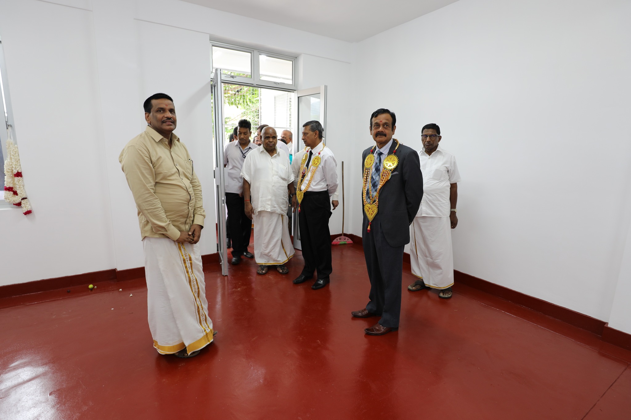 මහ/හින්දු ජ්යෙෂ්ඨ විද්යාලයේ නව ගොඩනැගිල්අලේ අභිනවයෙන් ඉදිකරන ලද දෙවන මහල සිසු අයිතියට පැවරේ.