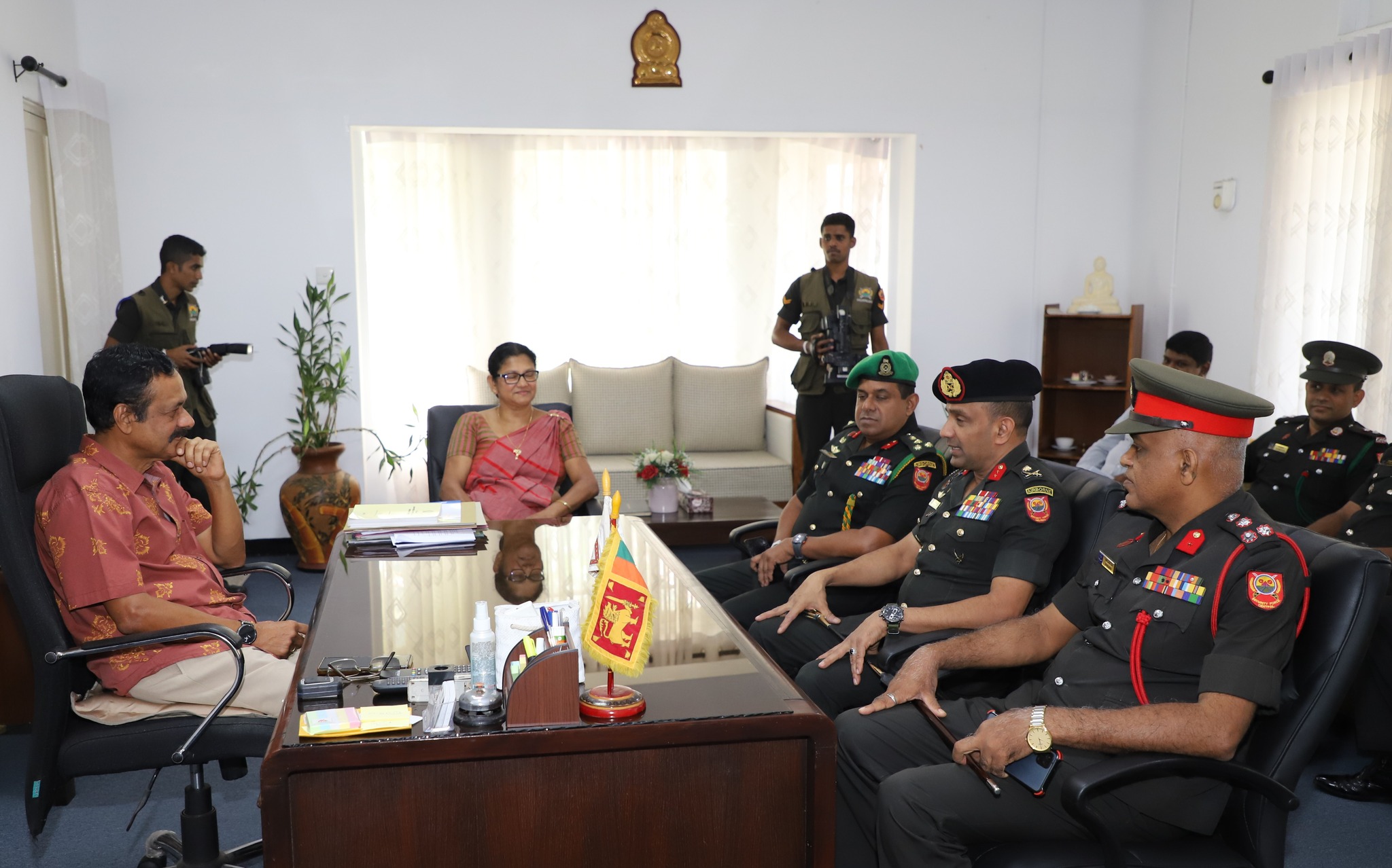 මධ්යම පළාත් ආණ්ඩුකාර නීතීඥ ලලිත් යූ. ගමගේ මහතා හා ශ්රී ලංකා යුධ හමුදාවේ මධ්යම පළාත් යුධ හමුදා අඥාපති මේජර් ජනරාල් නලින්ද නියංගොඩ මහතා අතර සුහද හමුවක්