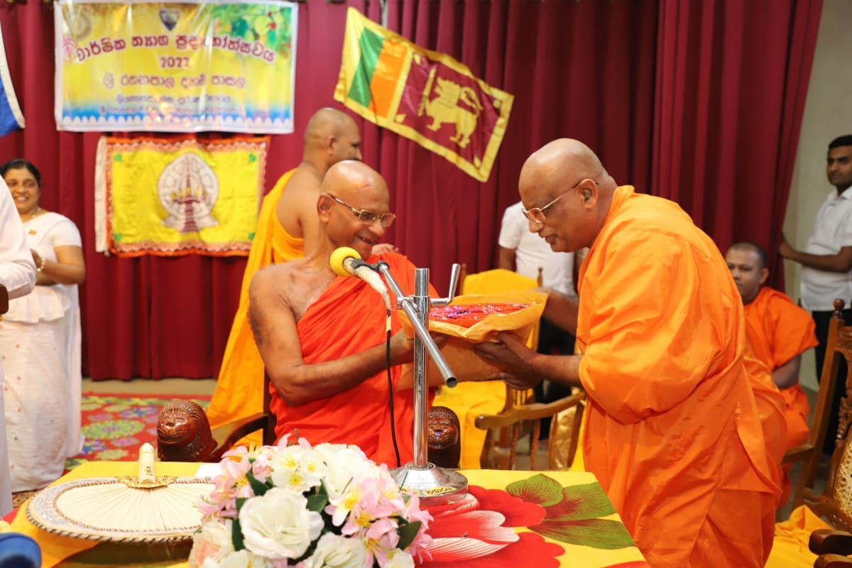 ලියන්ගස්තැන්න පුරාණ විහාරයේ ශ්රී රතනපාල දහම් පාසලේ වාර්ෂික ත්යාග ප්රදානෝත්සවය මධ්යම ආණ්ඩුකාරවරයාගේ ප්රධානත්වයෙන්.