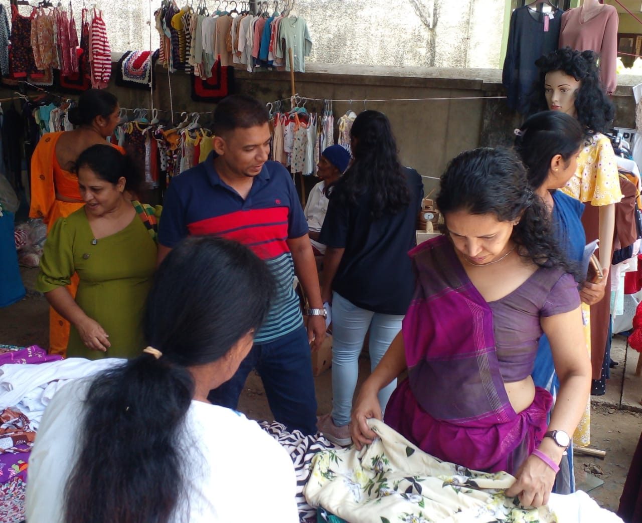 මධ්යම පළාත් කර්මාන්ත දෙපාර්තමේන්තුව හා සම්බන්ධ ව්යවසායකයින්ගේ නිෂ්පාදන අලෙවි පොළක්.