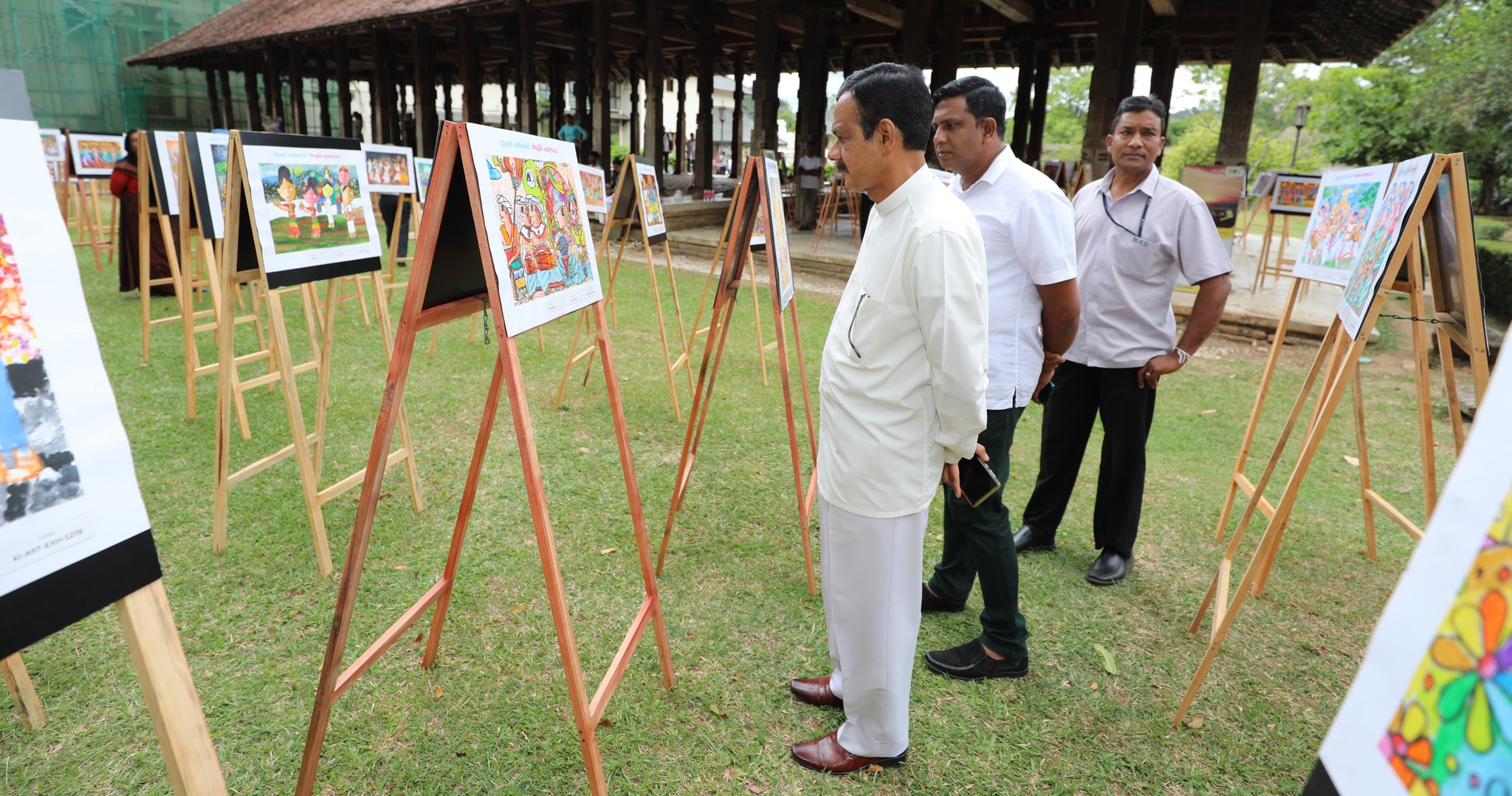 “ඇසල පෙරහැරයි - සිතුවම් පෙළහරයි සිතුවම් දැක්මේ ජයග්රාහකයන්ට ත්යාග හා සහතික පත්ර පිරිනැමේ.