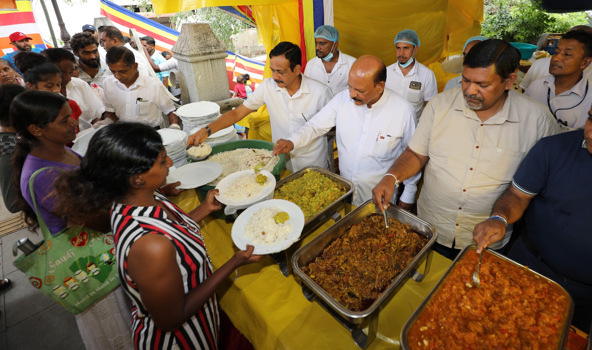 මහනුවර ඇසළ පෙරහැරට සමගාමීව මහනුවර ජොජ් ද ඊ සිල්වා වෙළෙඳ සංකීර්ණ එක්සත් වෙළෙඳ සංගමය වාර්ෂිකව පවත්වන බත් දන්සල.