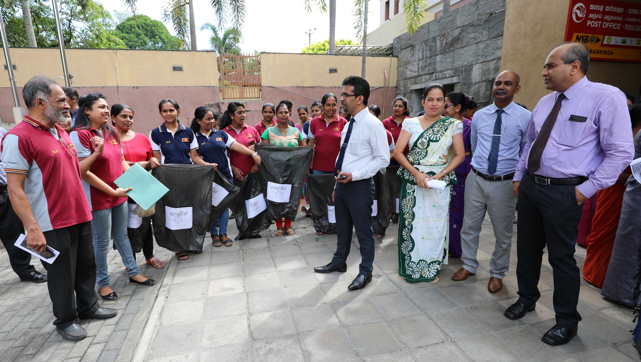 ලෝක පවිත්රතා දිනය (world cleanup day) වෙනුවෙන් මධ්යම පළාත් පළාත් පලාන දෙපාර්තමේන්තුව සංවිධානය කරන ලද "පරිසරයට පැය දෙකක් " වැඩසටහන.
